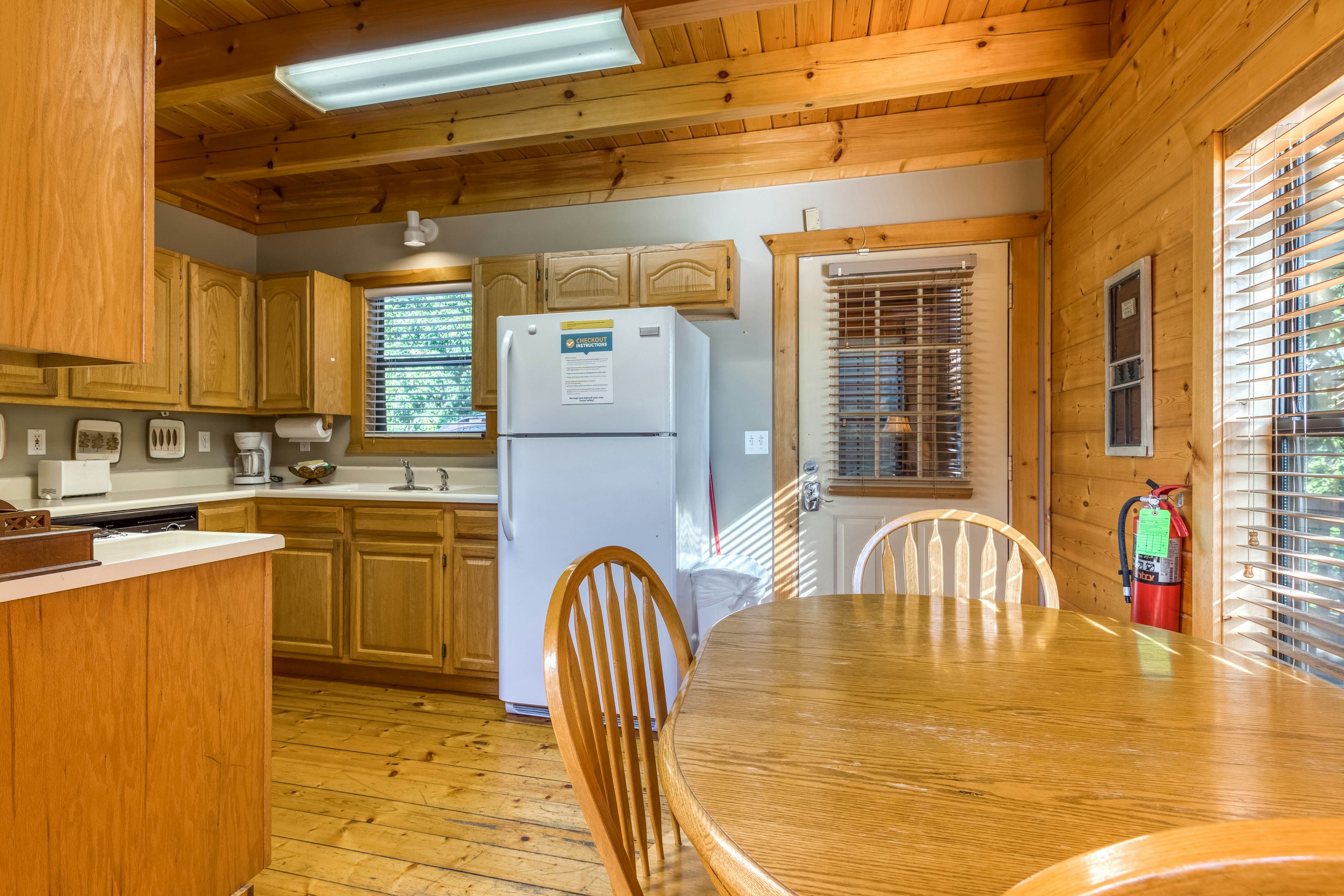Cabin in the woods w/ fireplace, private hot tub, & free attraction tickets
