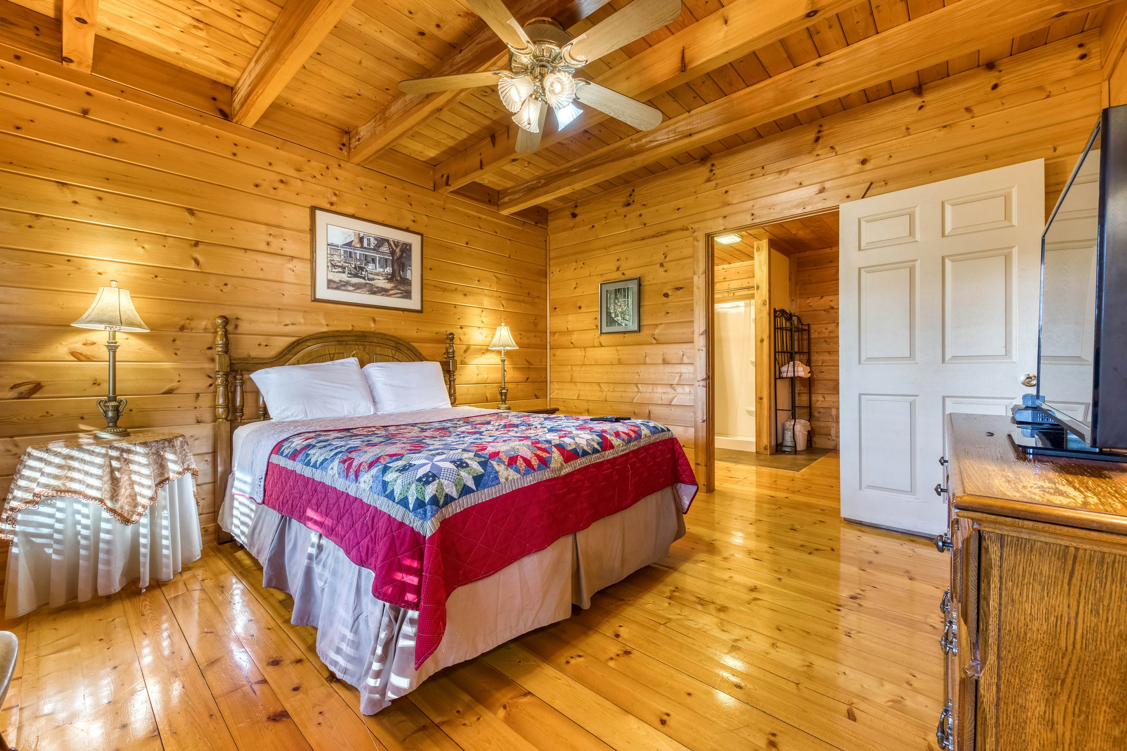Cabin in the woods w/ fireplace, private hot tub, & free attraction tickets