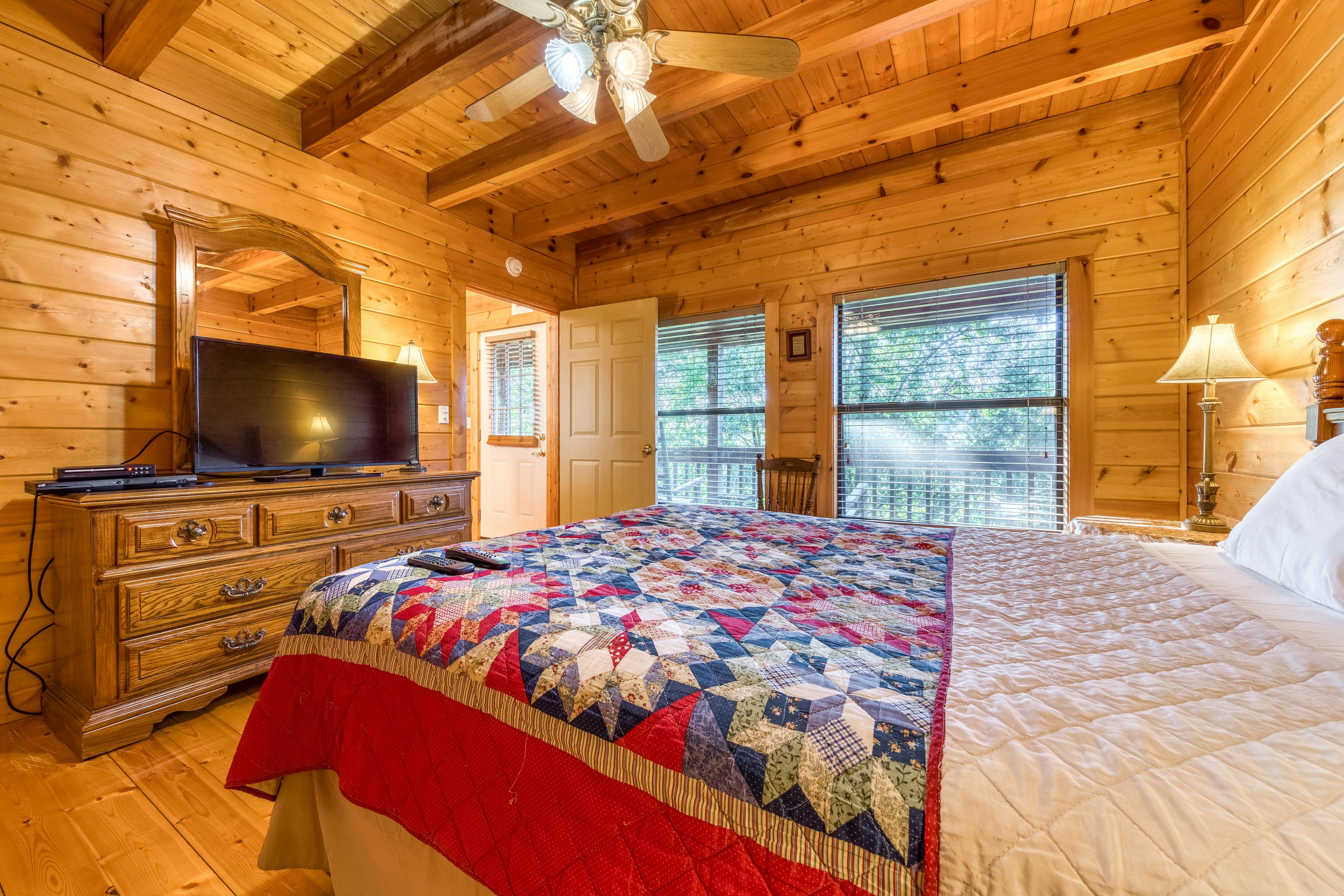 Cabin in the woods w/ fireplace, private hot tub, & free attraction tickets