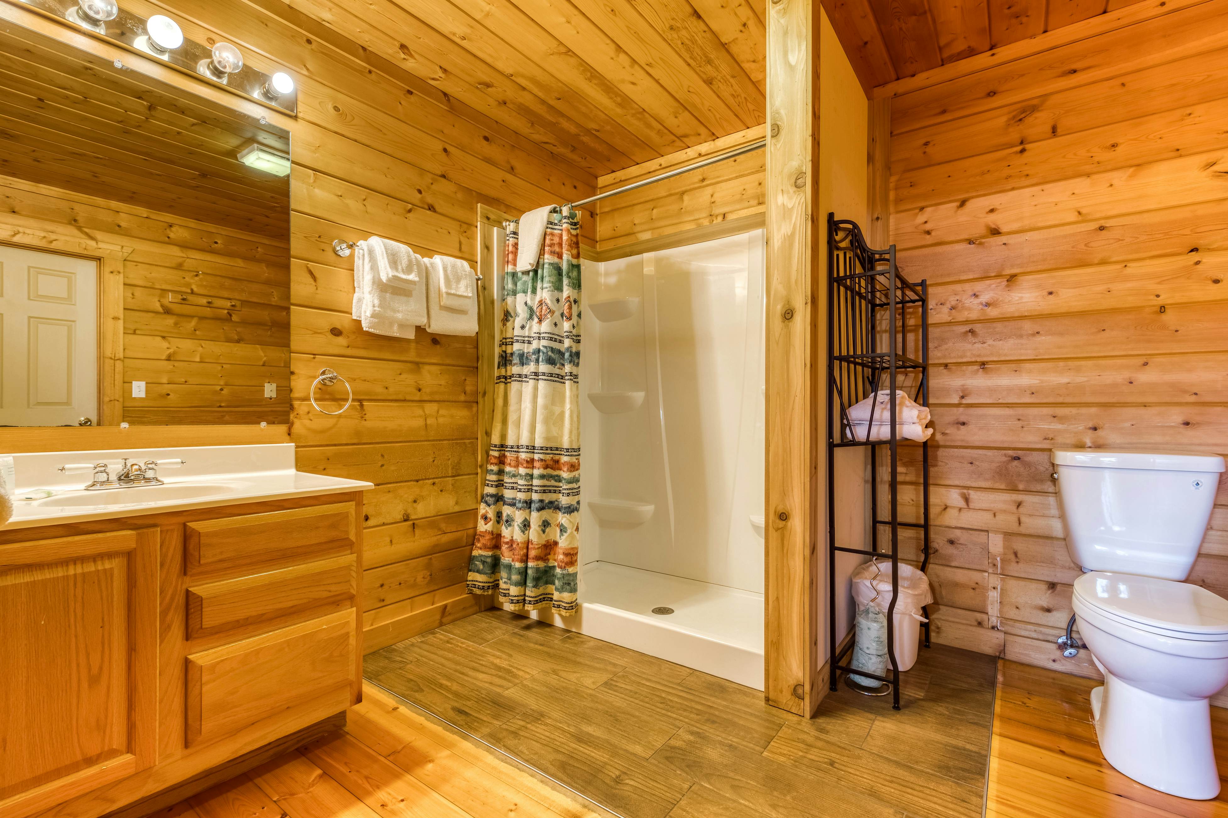 Cabin in the woods w/ fireplace, private hot tub, & free attraction tickets