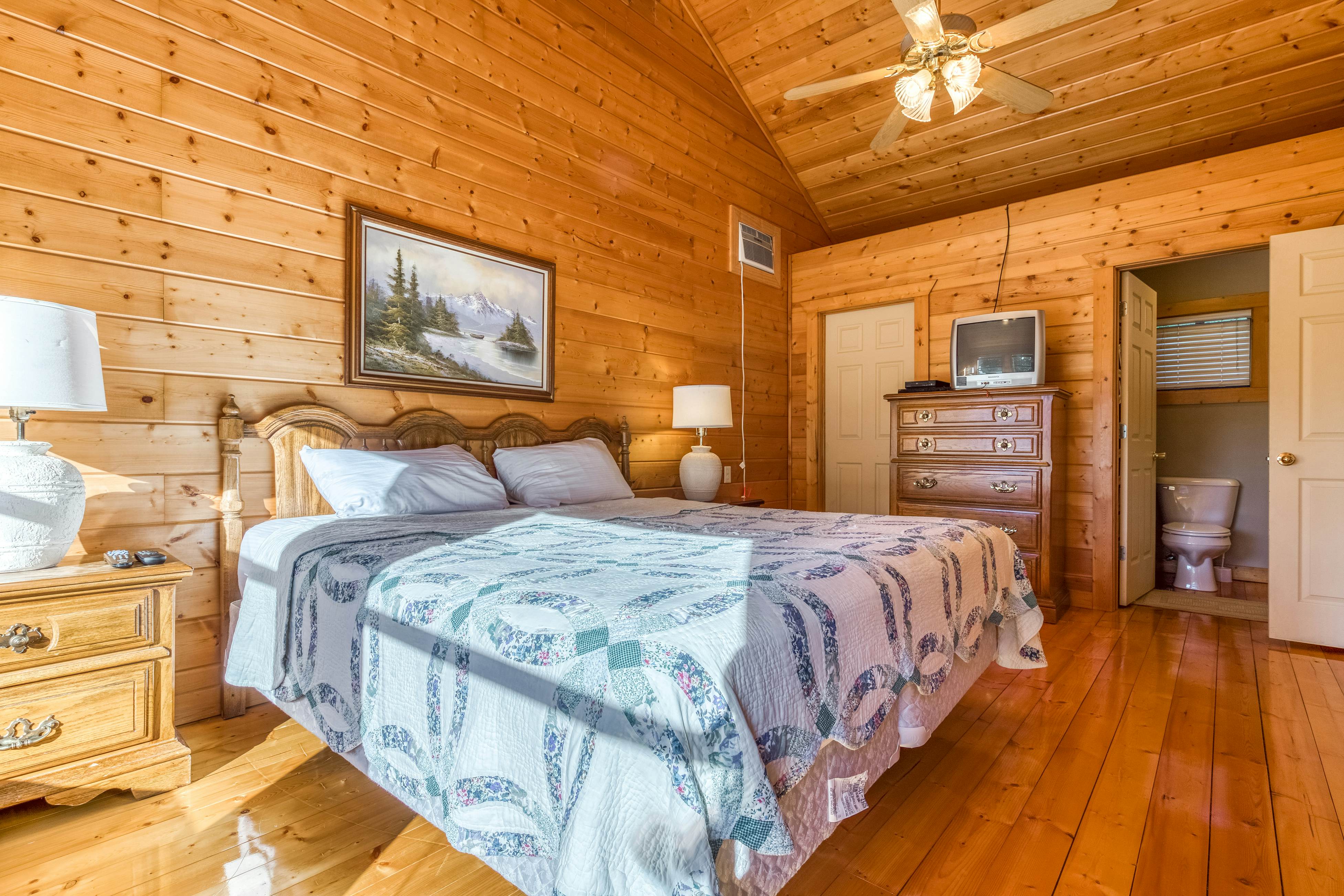 Cabin in the woods w/ fireplace, private hot tub, & free attraction tickets
