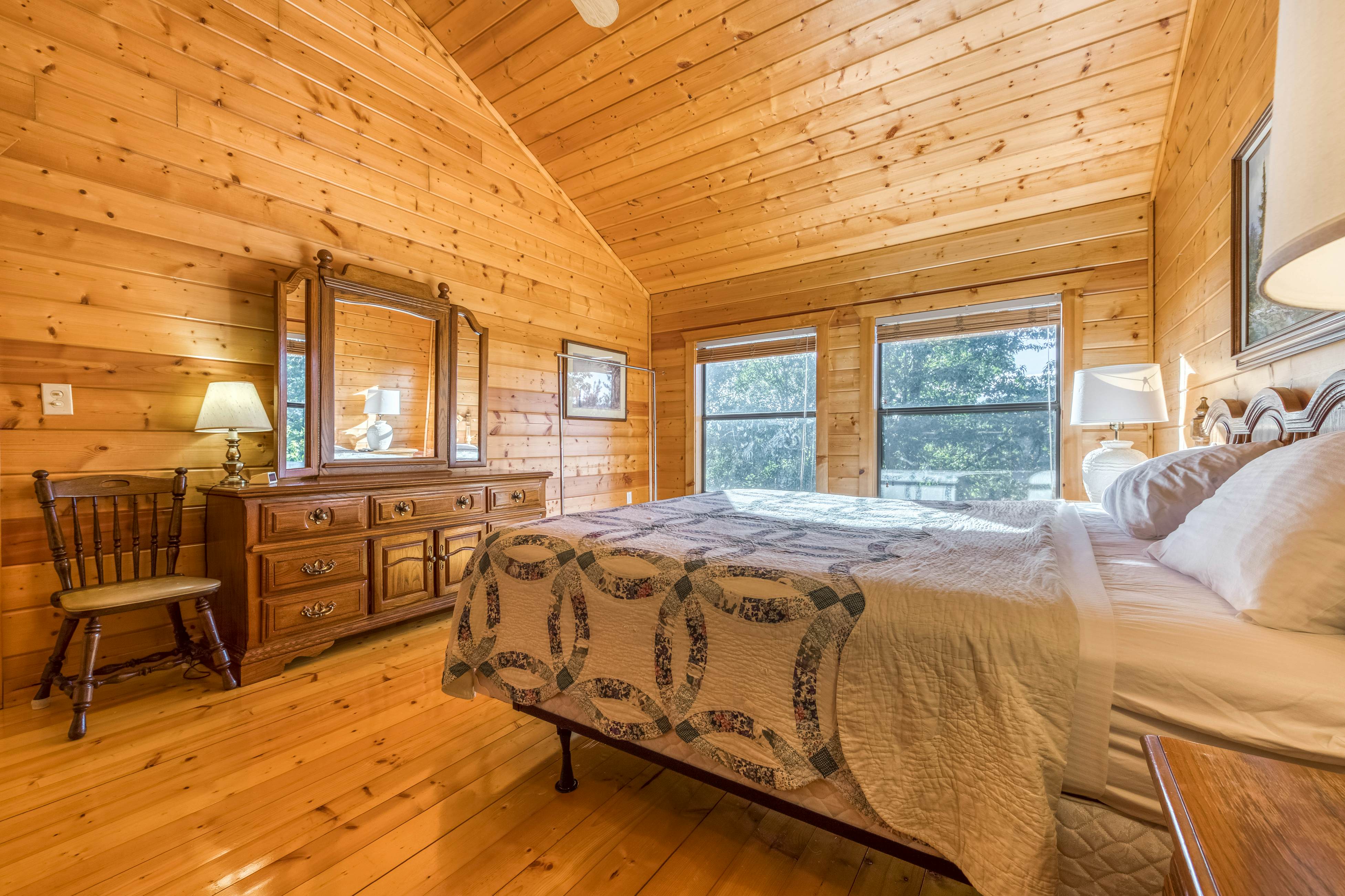 Cabin in the woods w/ fireplace, private hot tub, & free attraction tickets