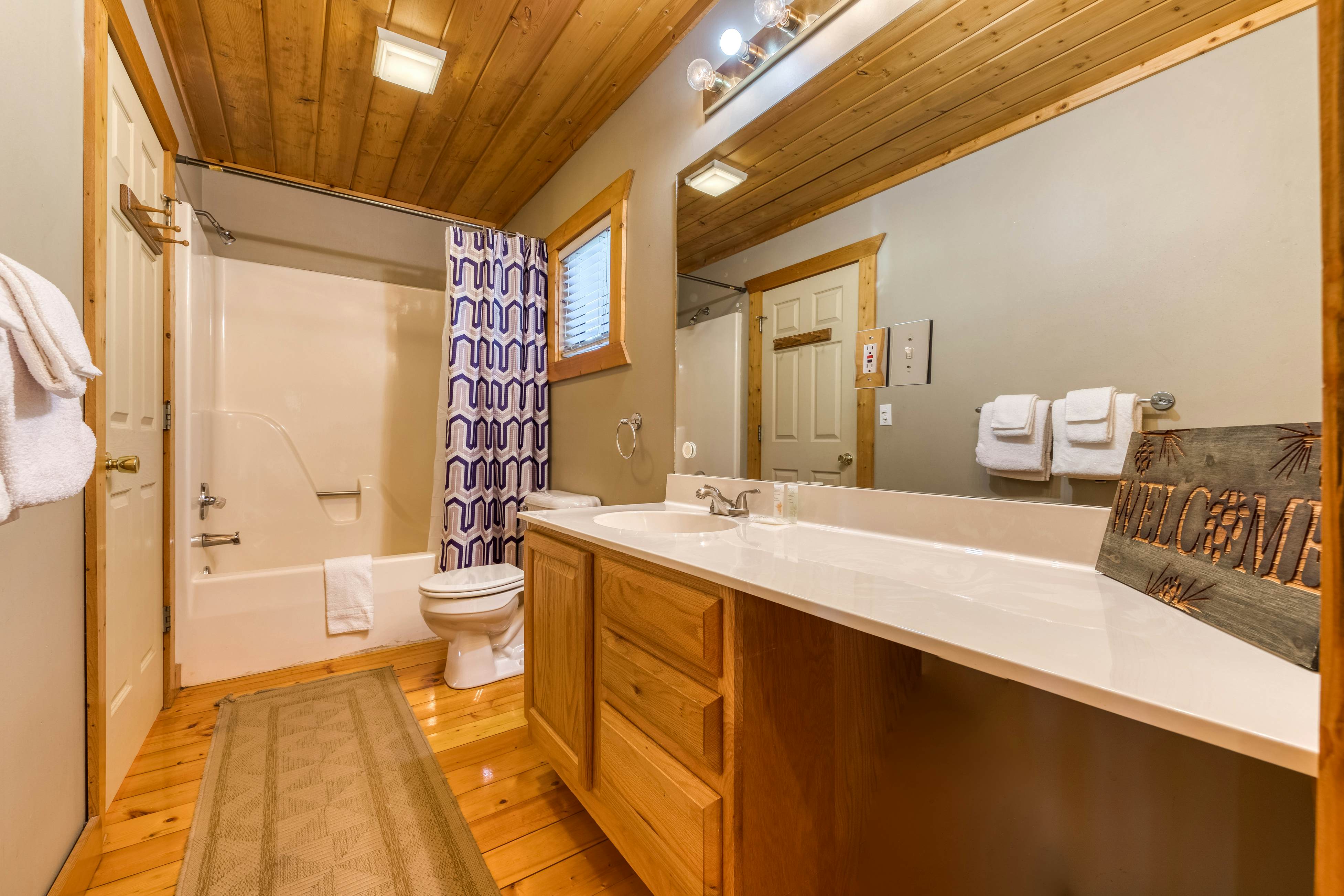 Cabin in the woods w/ fireplace, private hot tub, & free attraction tickets
