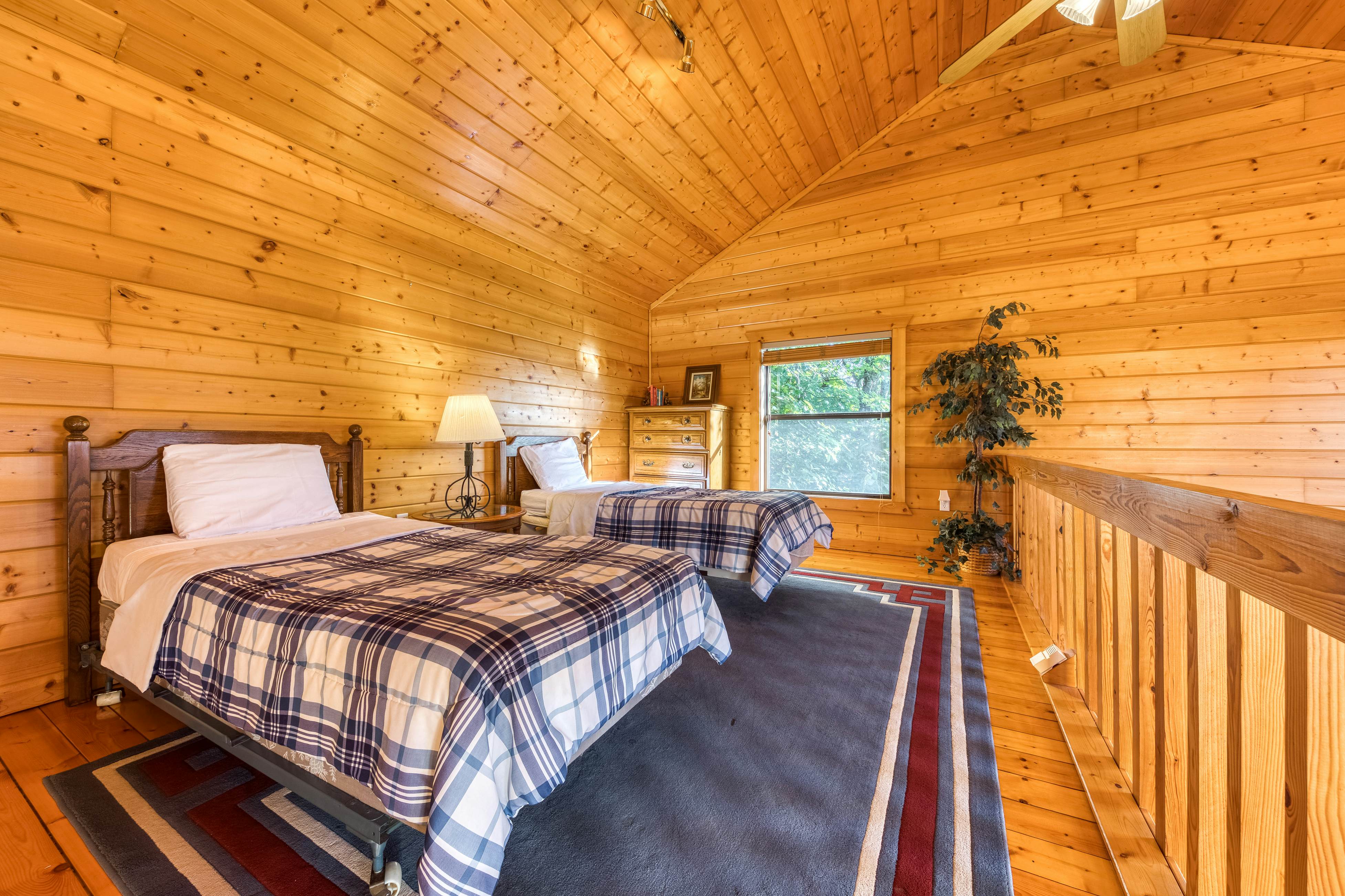 Cabin in the woods w/ fireplace, private hot tub, & free attraction tickets