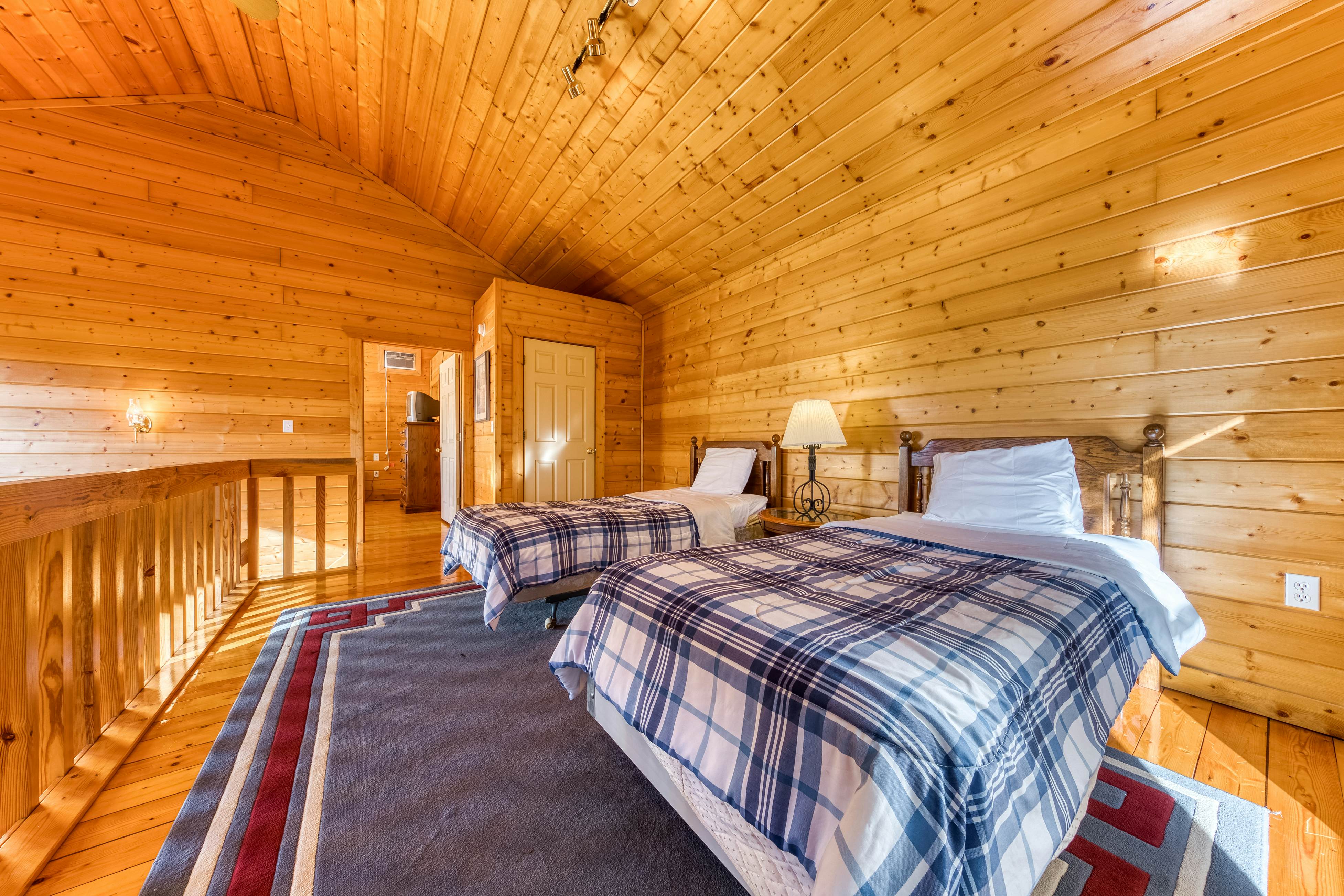 Cabin in the woods w/ fireplace, private hot tub, & free attraction tickets