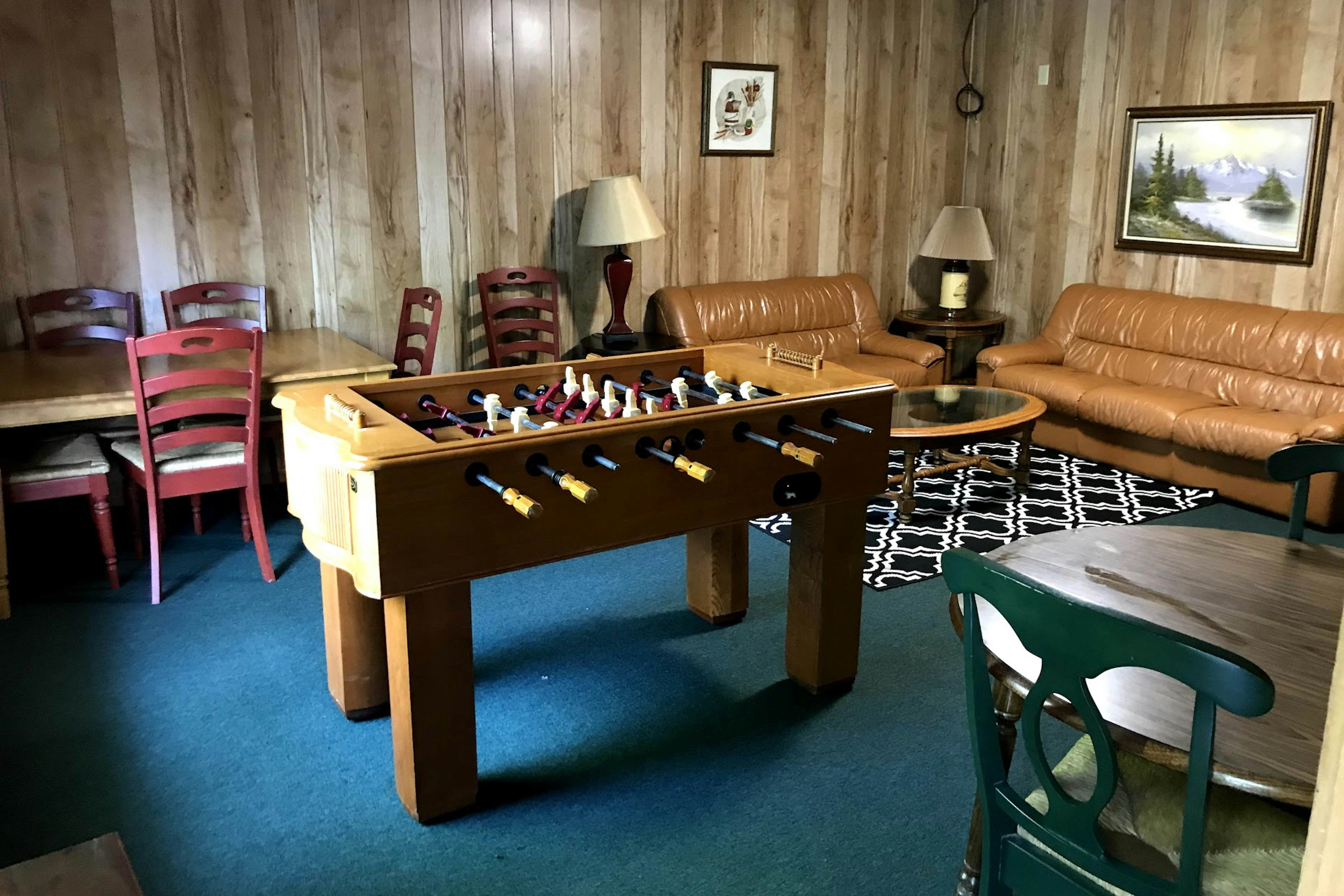 Cabin in the woods w/ fireplace, private hot tub, & free attraction tickets