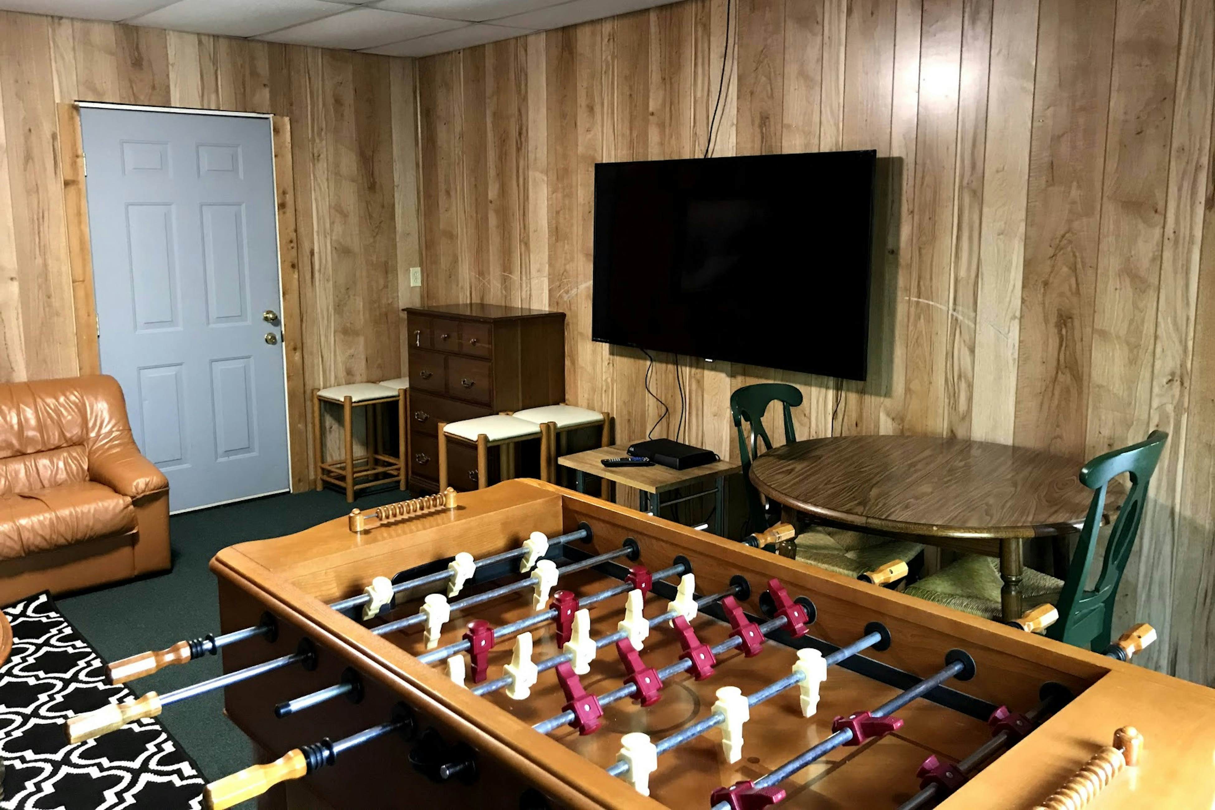 Cabin in the woods w/ fireplace, private hot tub, & free attraction tickets