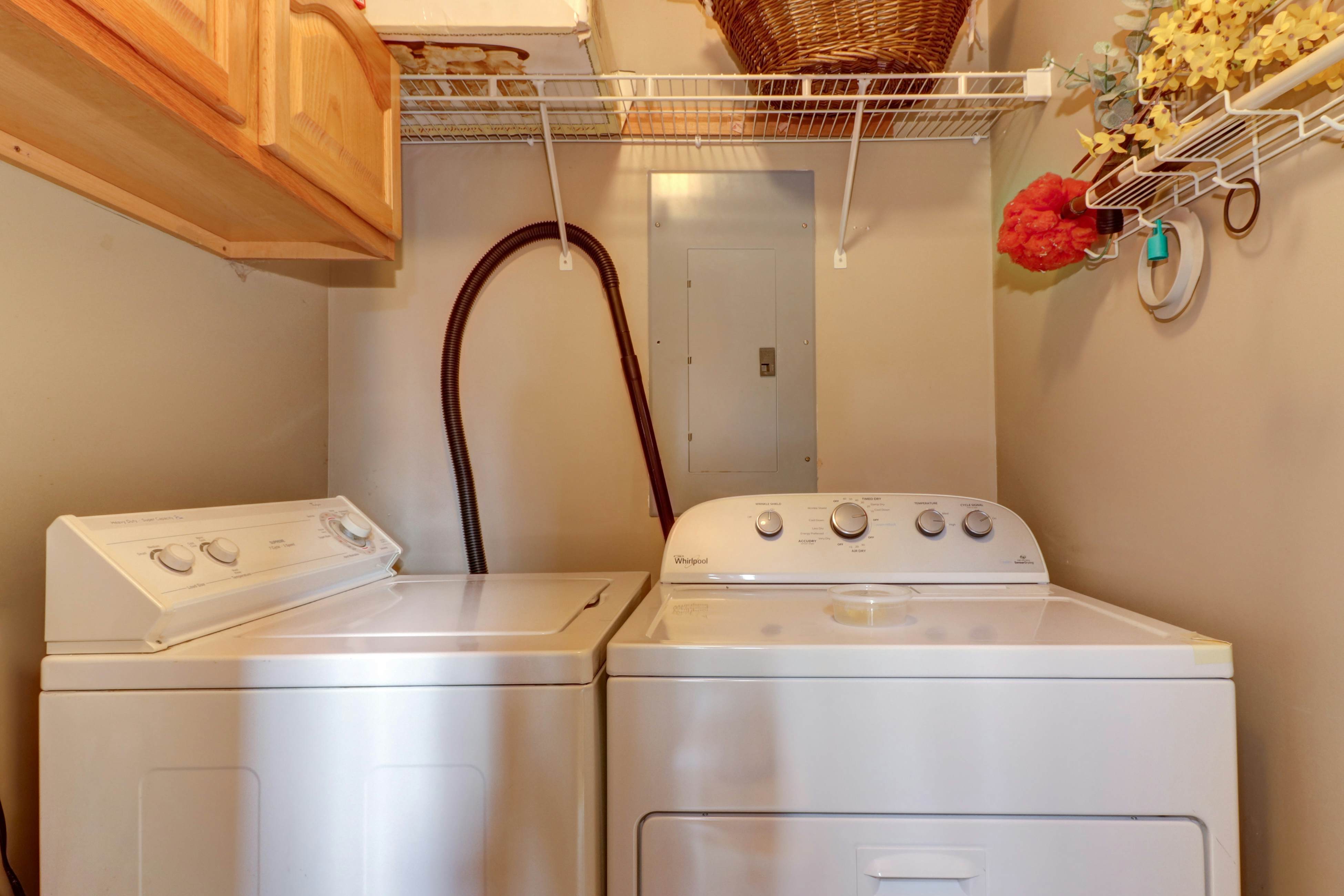 Cabin in the woods w/ fireplace, private hot tub, & free attraction tickets