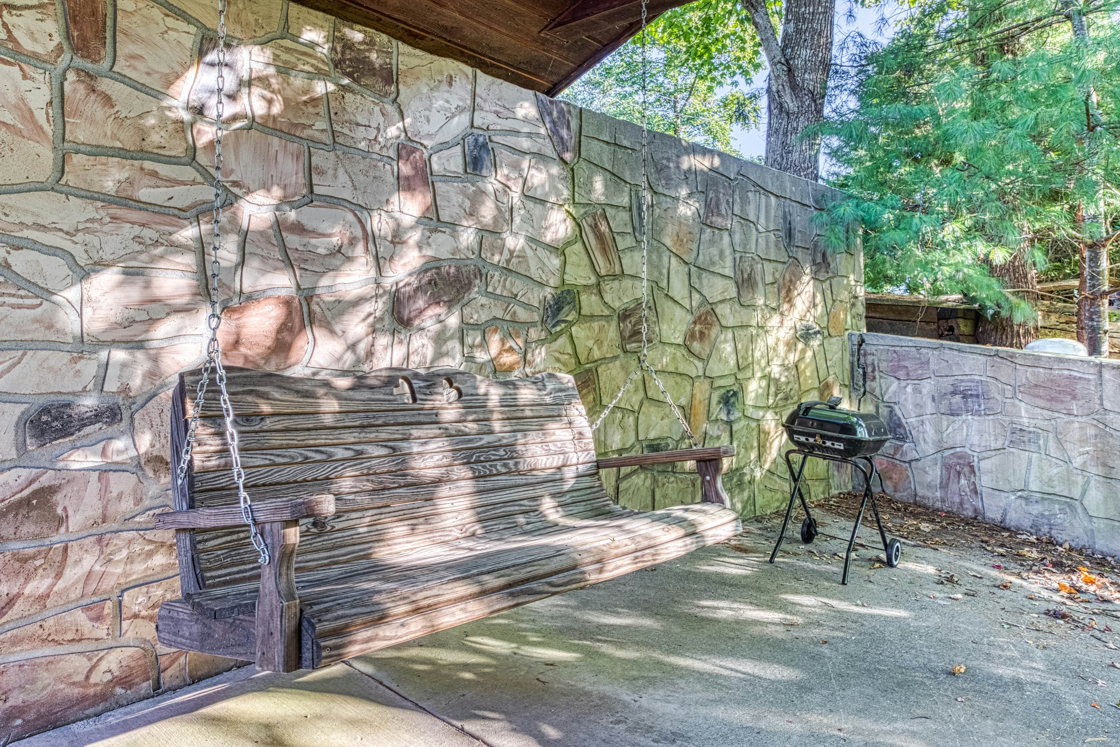 Cabin in the woods w/ fireplace, private hot tub, & free attraction tickets