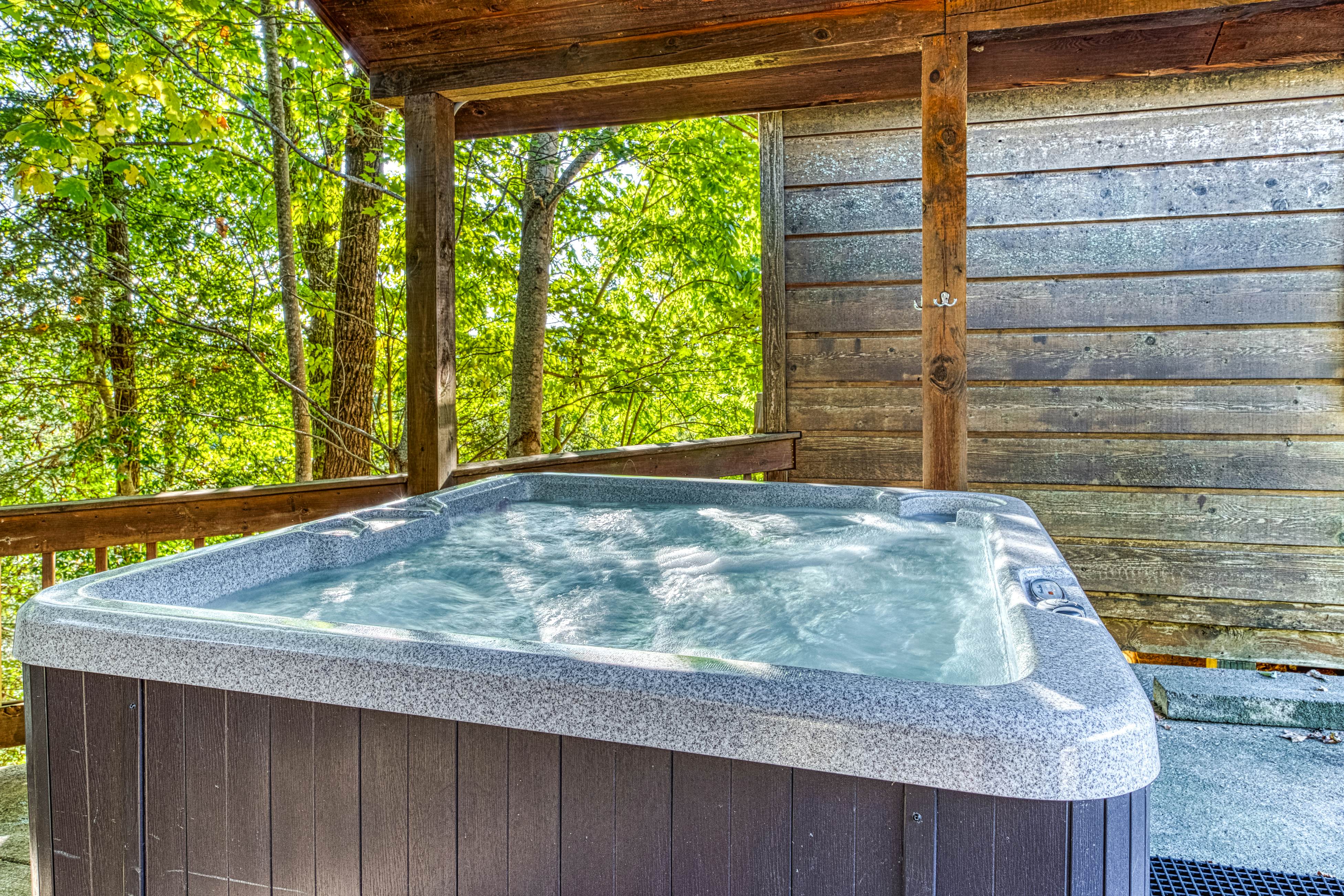 Cabin in the woods w/ fireplace, private hot tub, & free attraction tickets