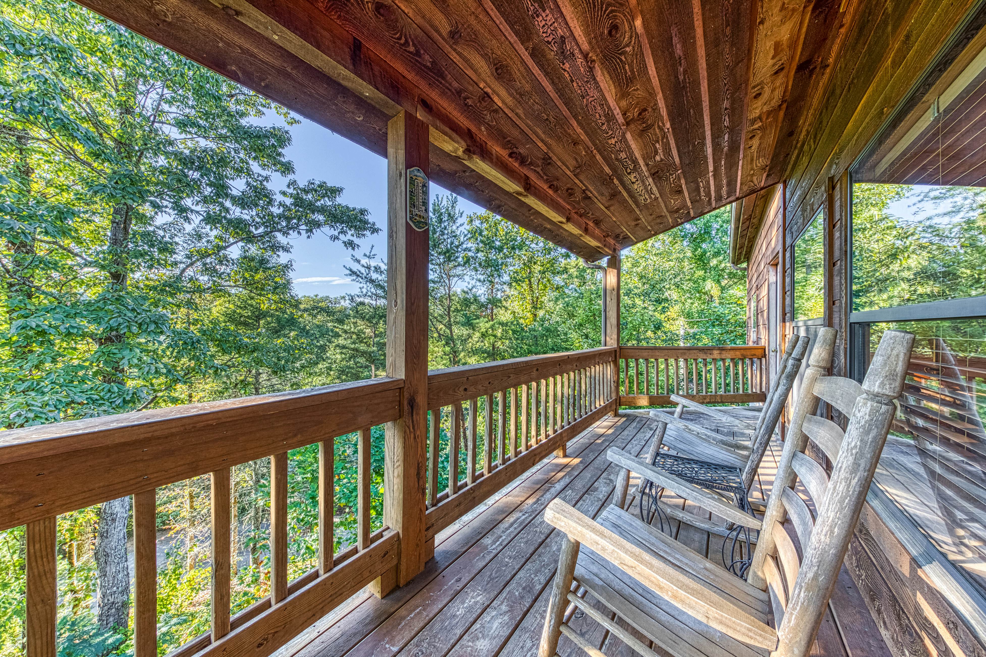 Cabin in the woods w/ fireplace, private hot tub, & free attraction tickets
