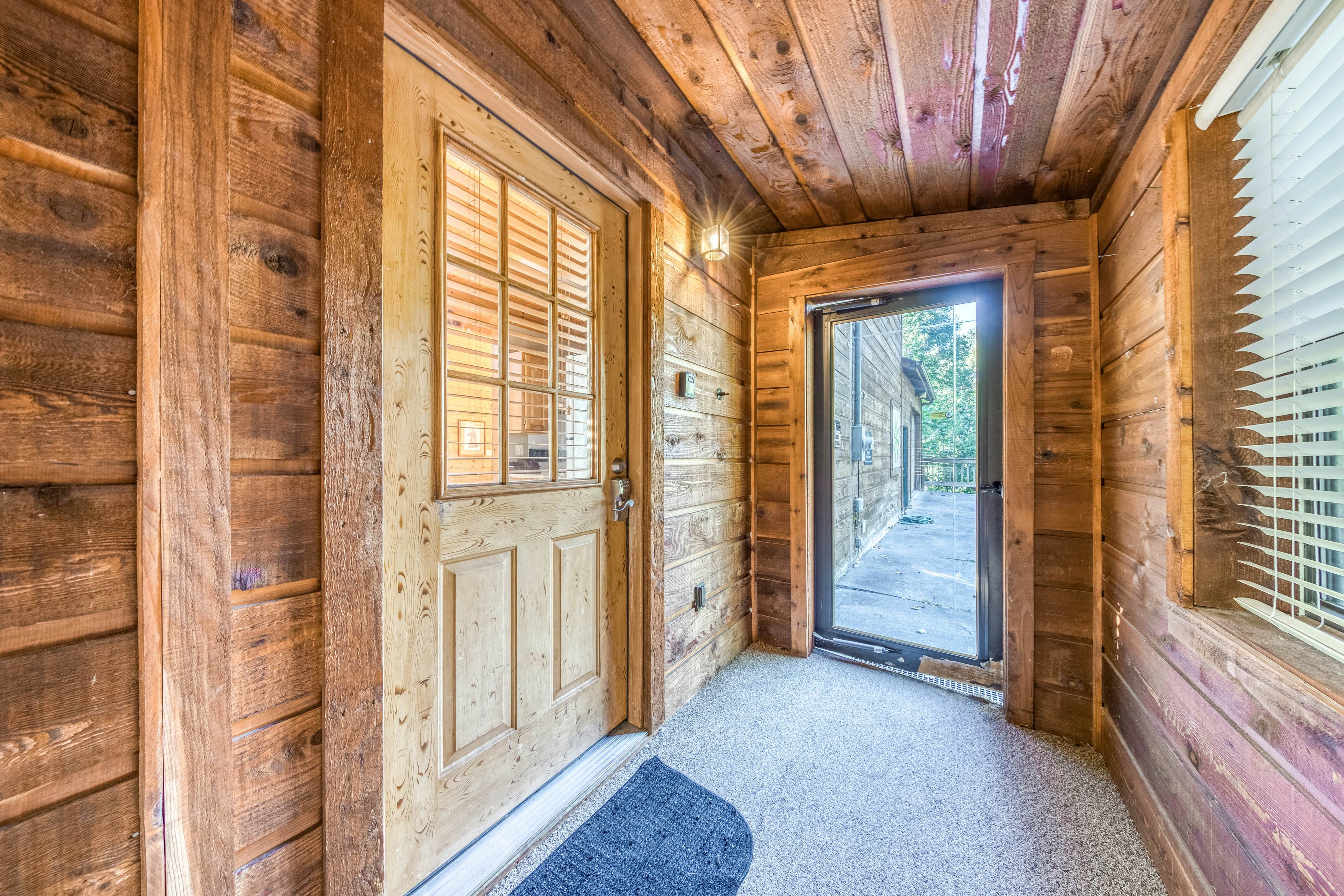 Cabin in the woods w/ fireplace, private hot tub, & free attraction tickets