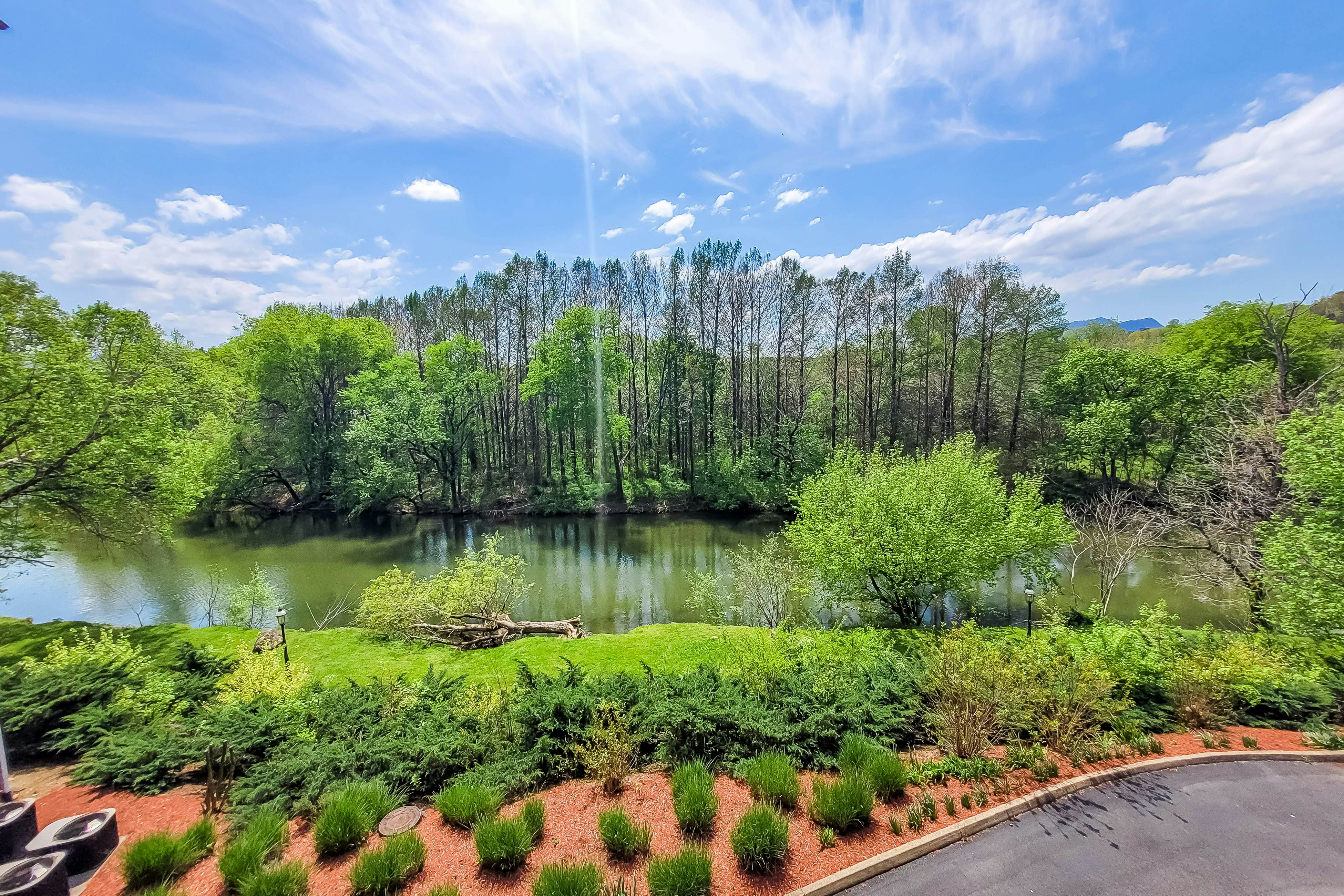 Condo w/ hot tub & pool access, fast WiFi, fireplace + free attraction tickets