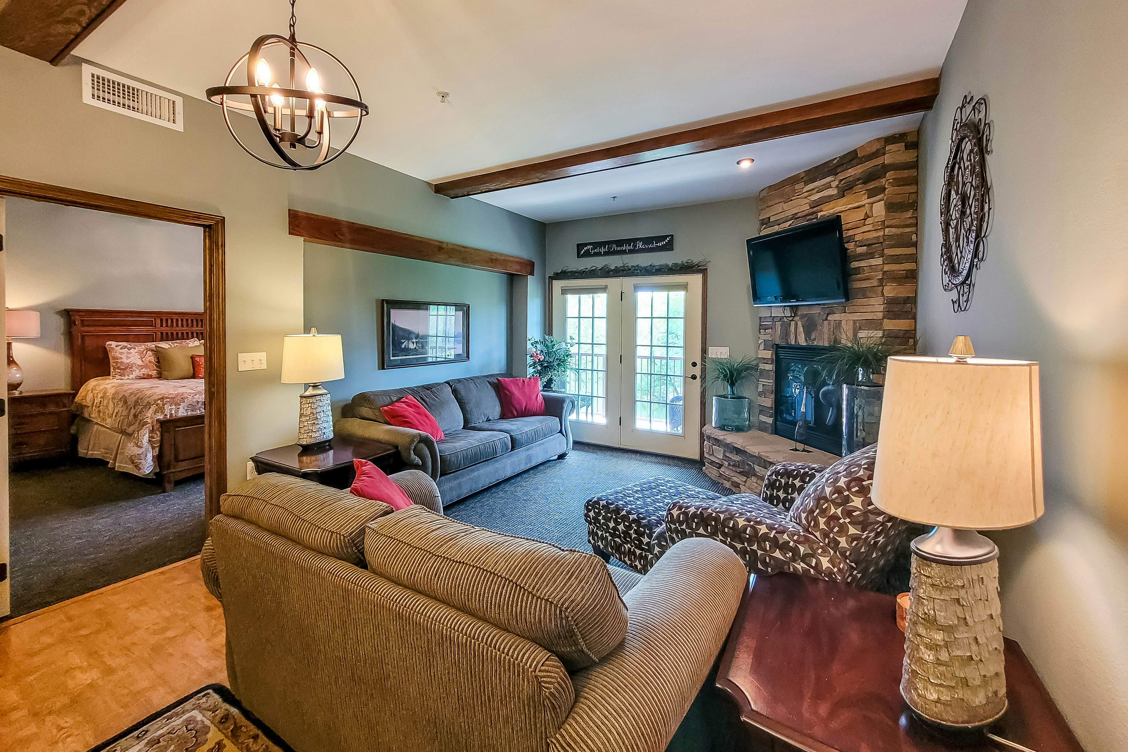 Condo w/ hot tub & pool access, fast WiFi, fireplace + free attraction tickets