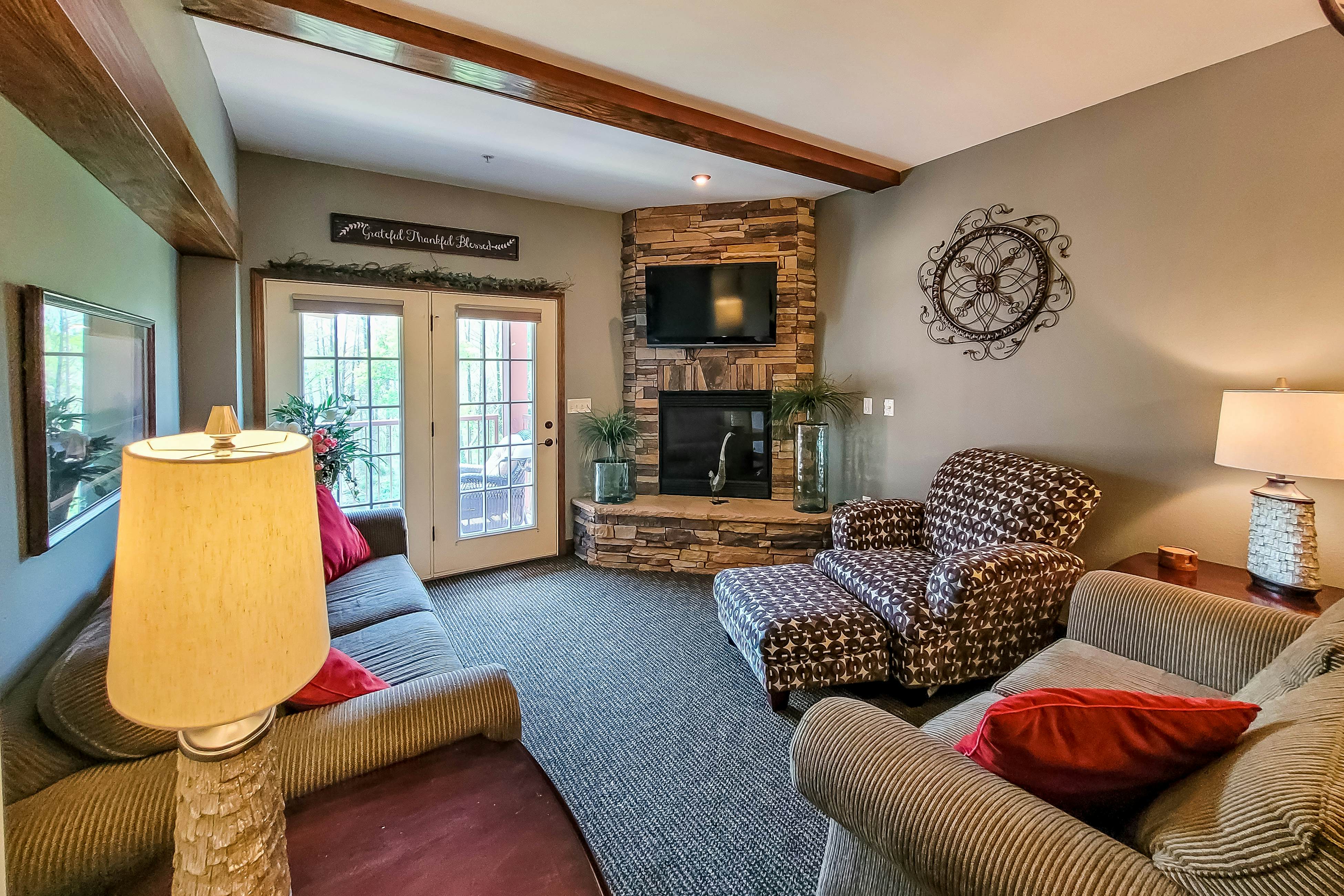 Condo w/ hot tub & pool access, fast WiFi, fireplace + free attraction tickets