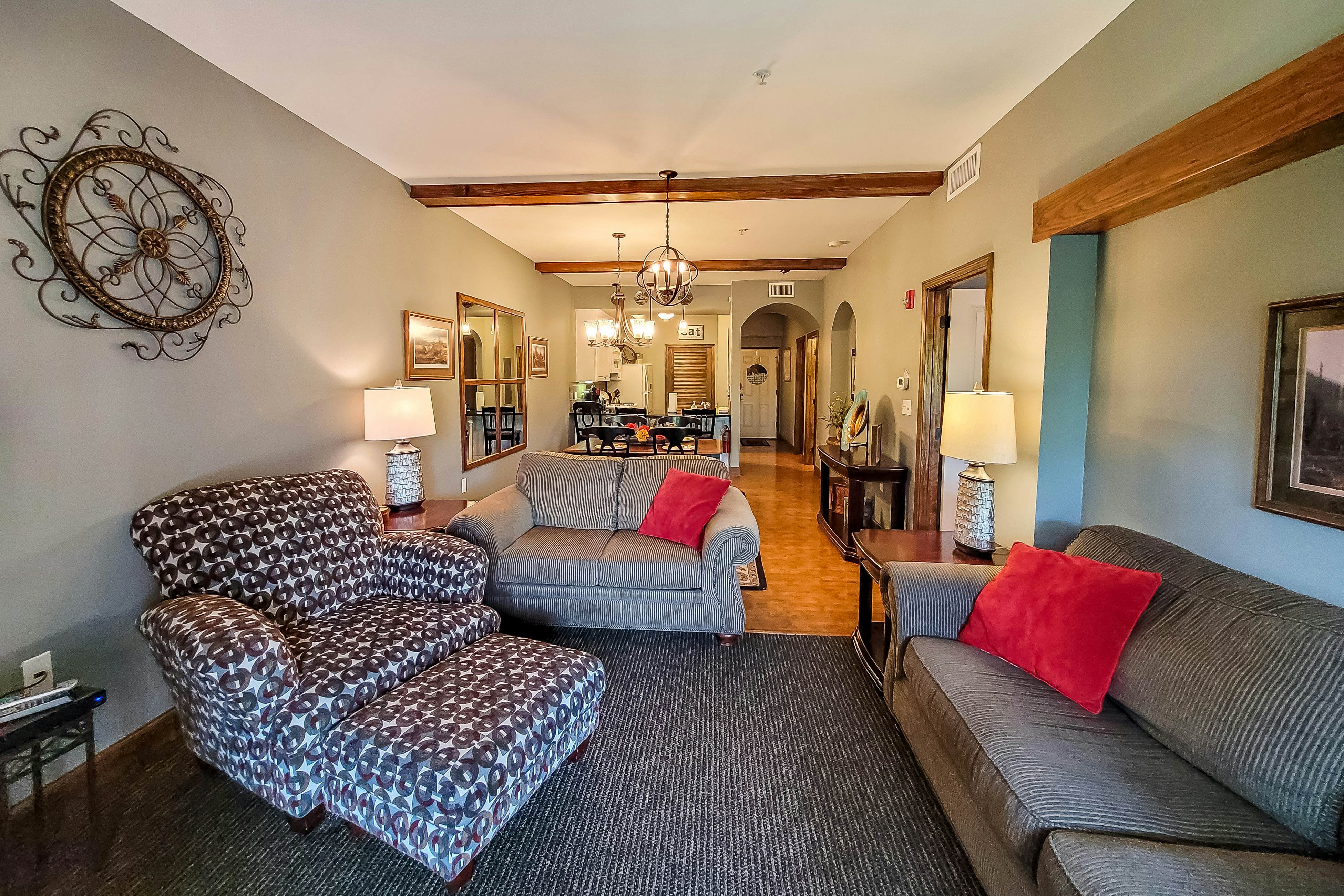 Condo w/ hot tub & pool access, fast WiFi, fireplace + free attraction tickets