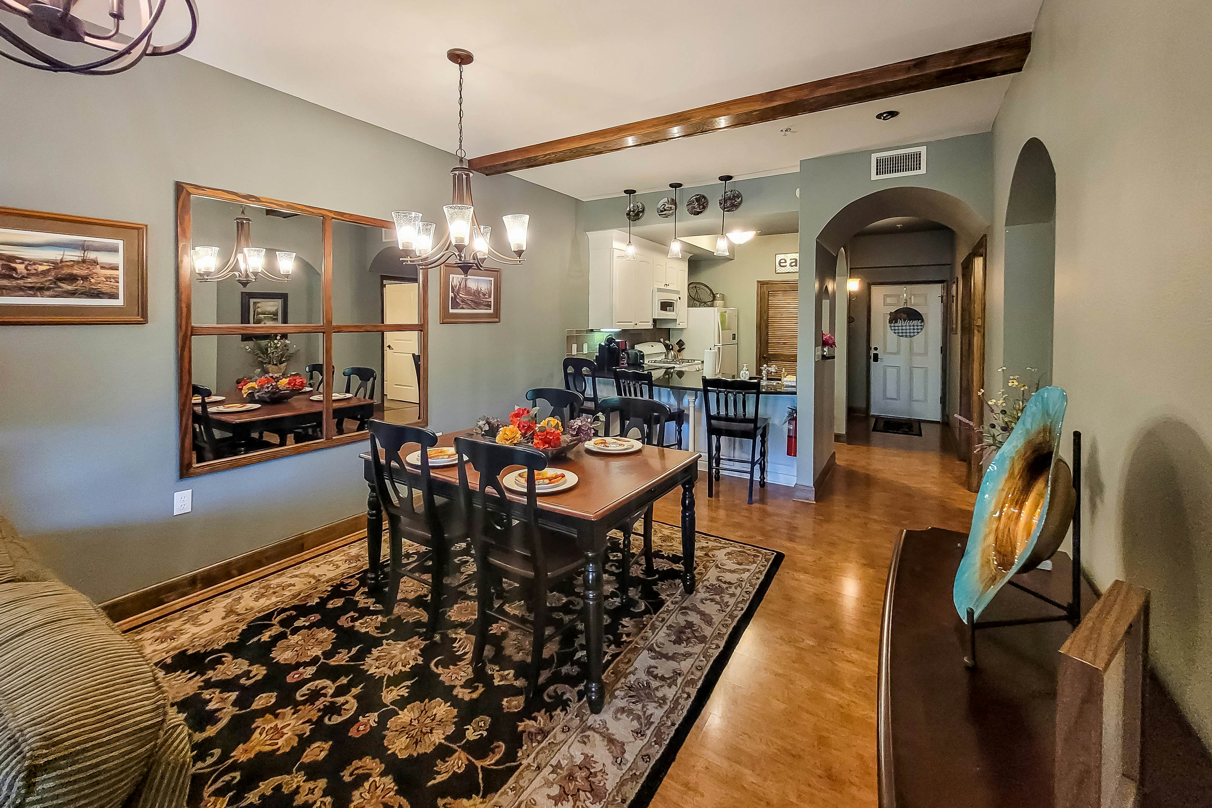 Condo w/ hot tub & pool access, fast WiFi, fireplace + free attraction tickets