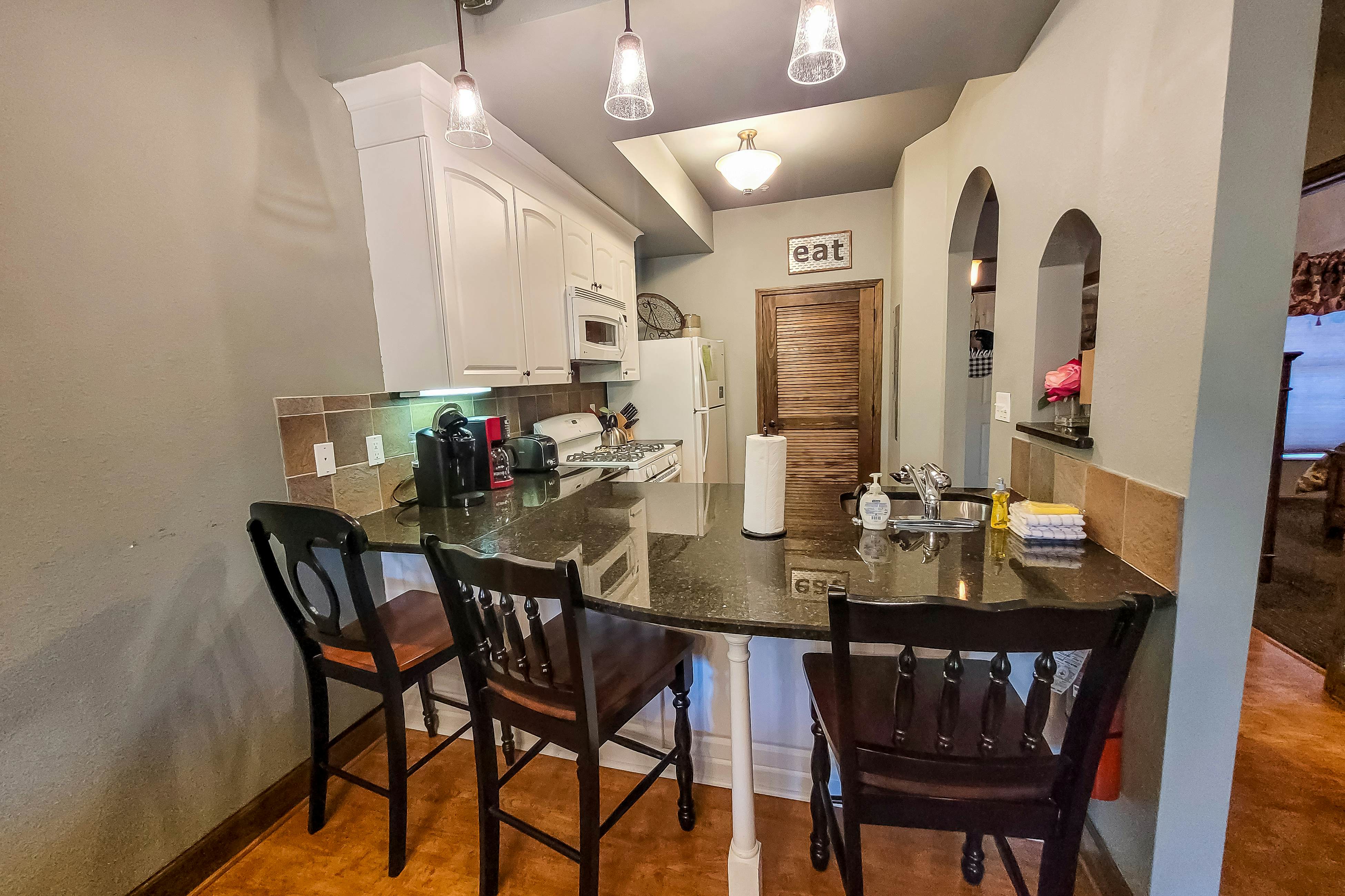 Condo w/ hot tub & pool access, fast WiFi, fireplace + free attraction tickets