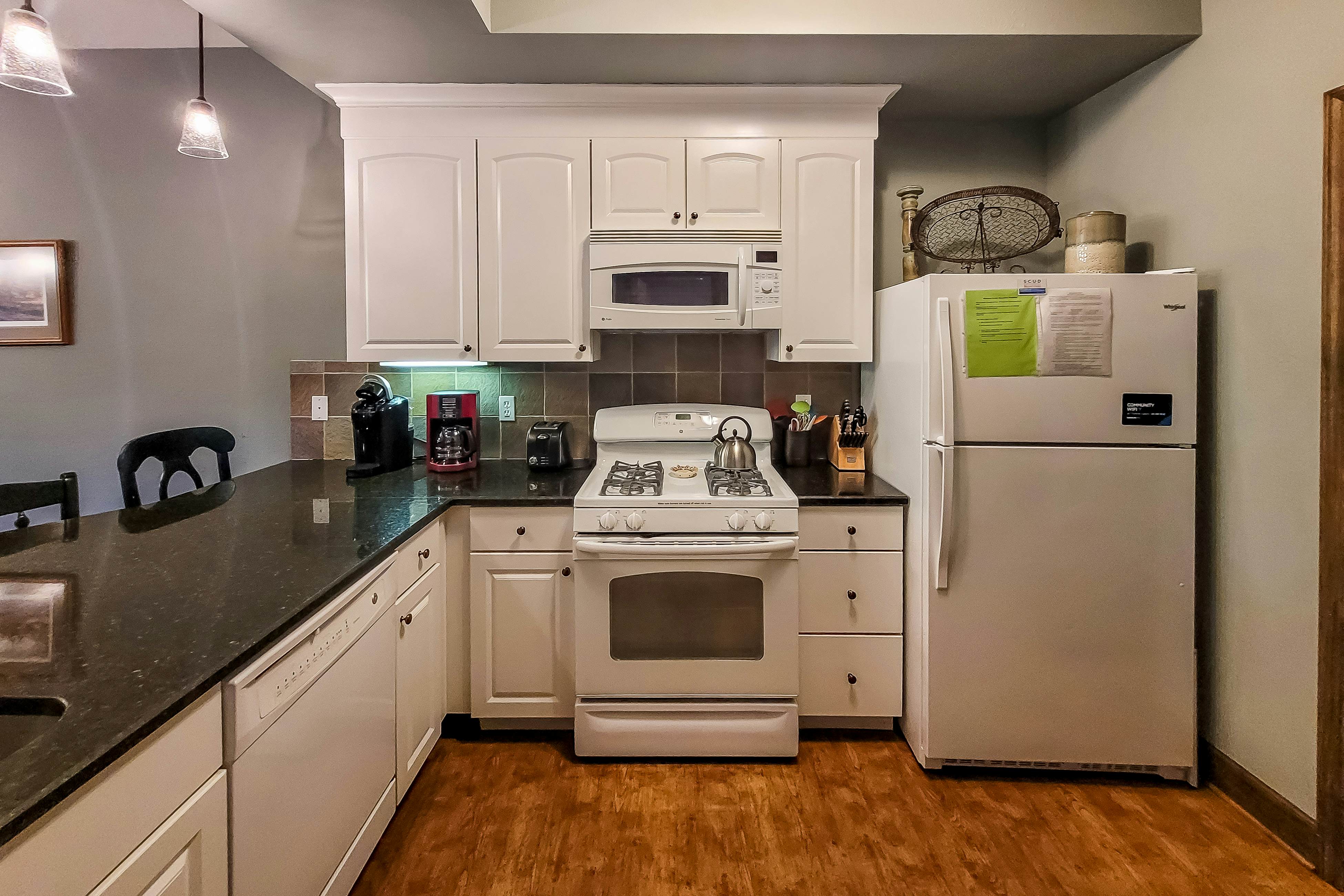 Condo w/ hot tub & pool access, fast WiFi, fireplace + free attraction tickets