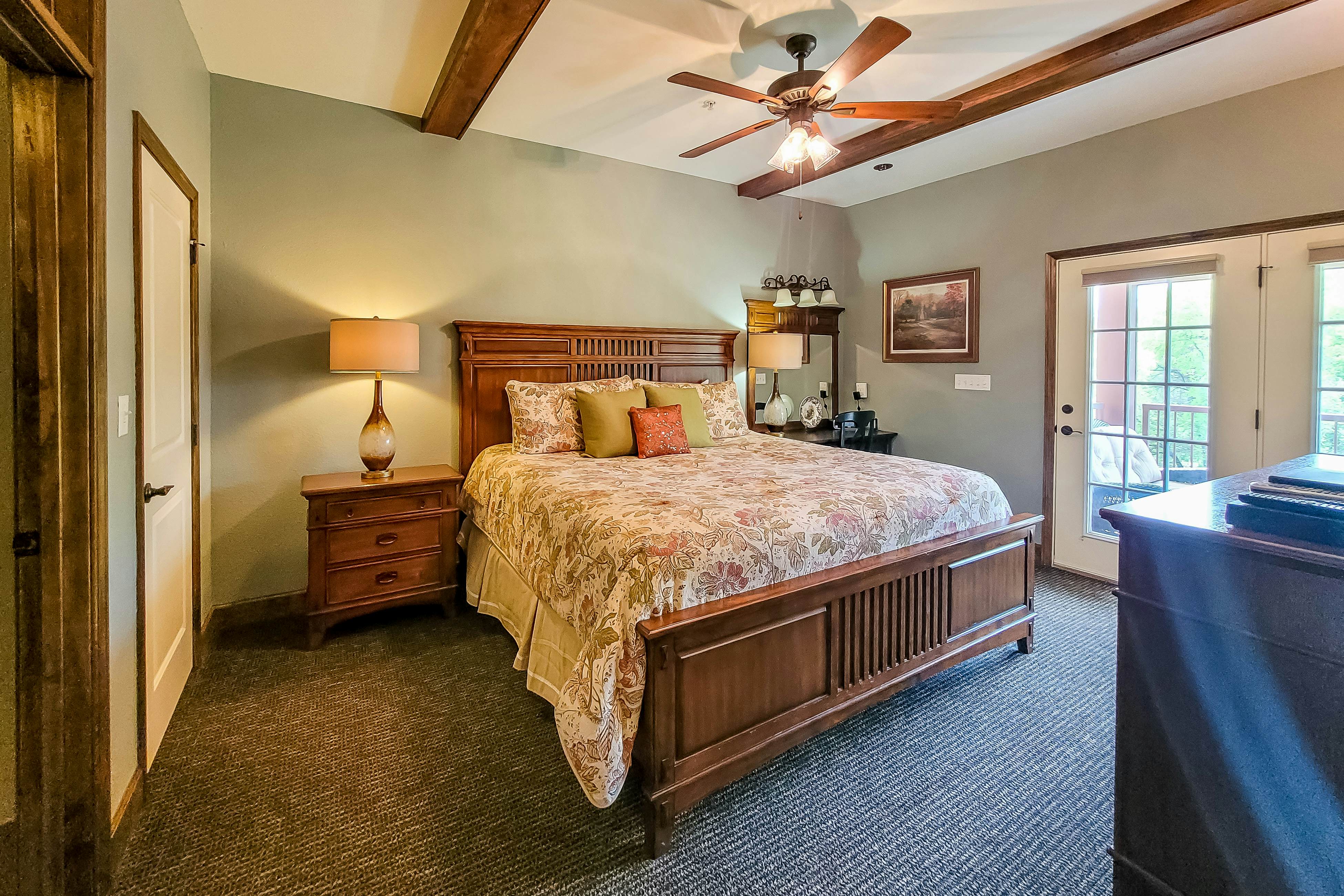 Condo w/ hot tub & pool access, fast WiFi, fireplace + free attraction tickets