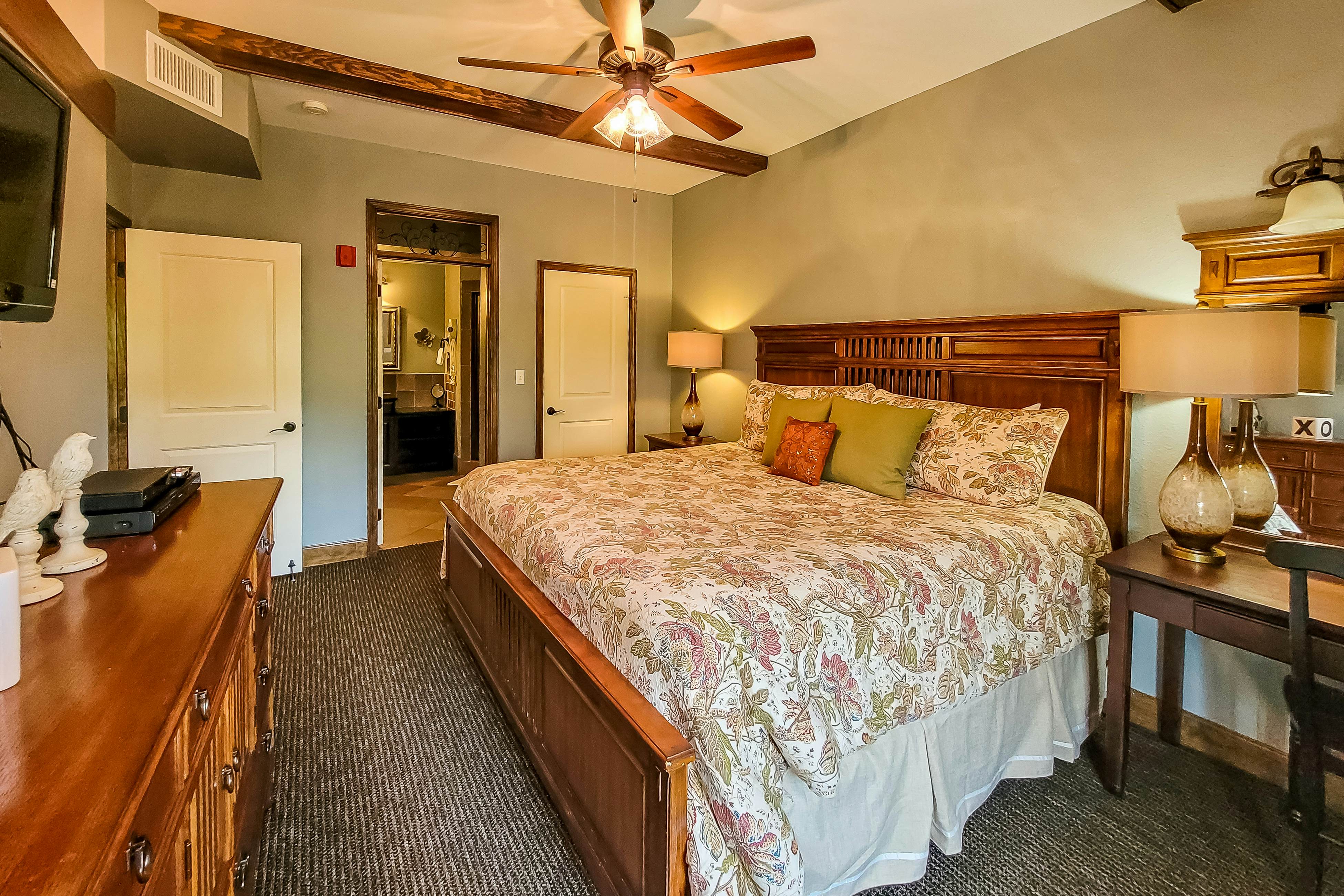 Condo w/ hot tub & pool access, fast WiFi, fireplace + free attraction tickets