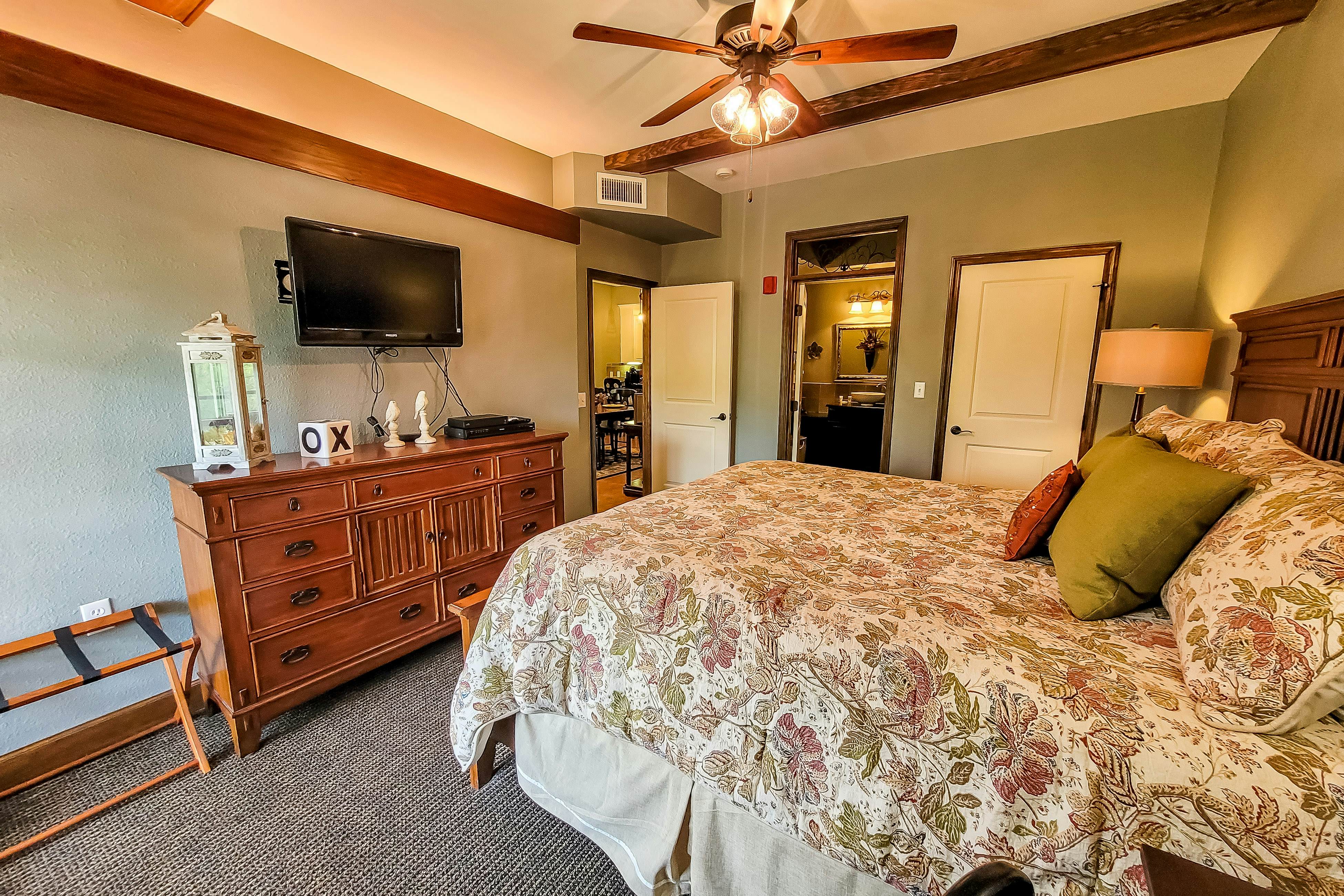 Condo w/ hot tub & pool access, fast WiFi, fireplace + free attraction tickets