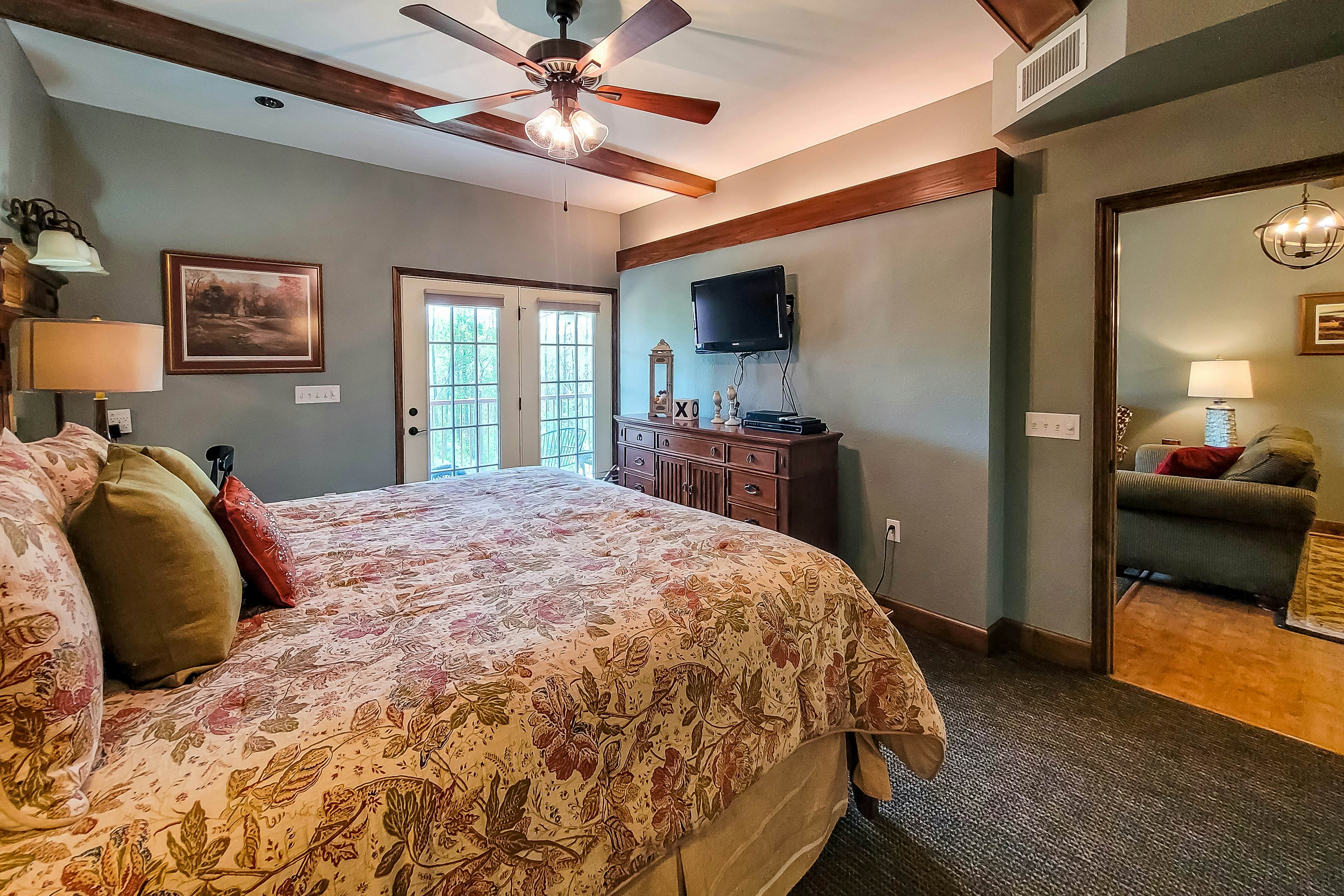 Condo w/ hot tub & pool access, fast WiFi, fireplace + free attraction tickets