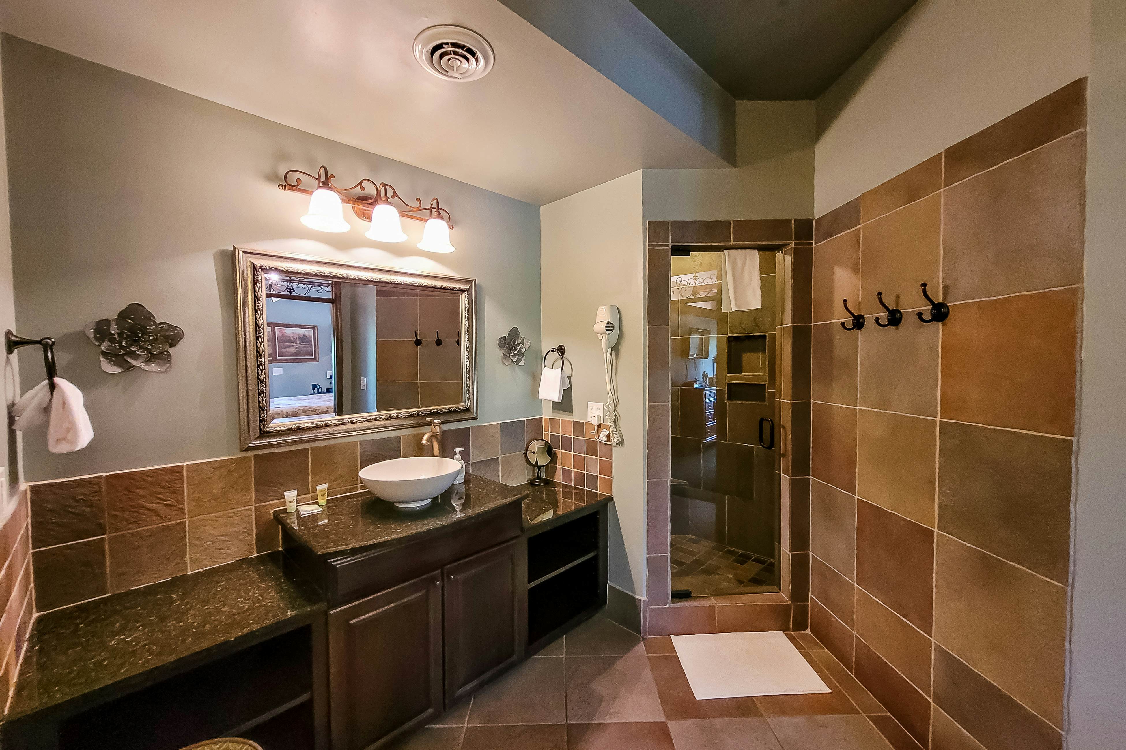 Condo w/ hot tub & pool access, fast WiFi, fireplace + free attraction tickets