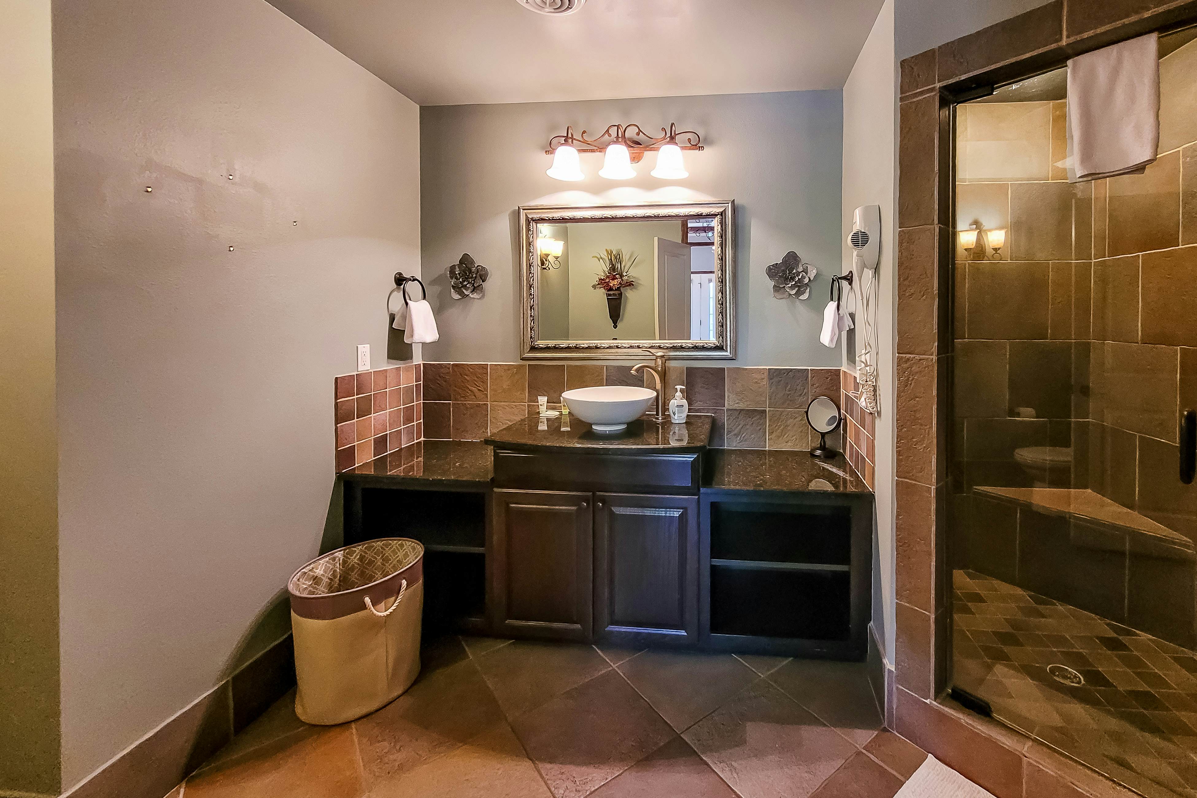 Condo w/ hot tub & pool access, fast WiFi, fireplace + free attraction tickets