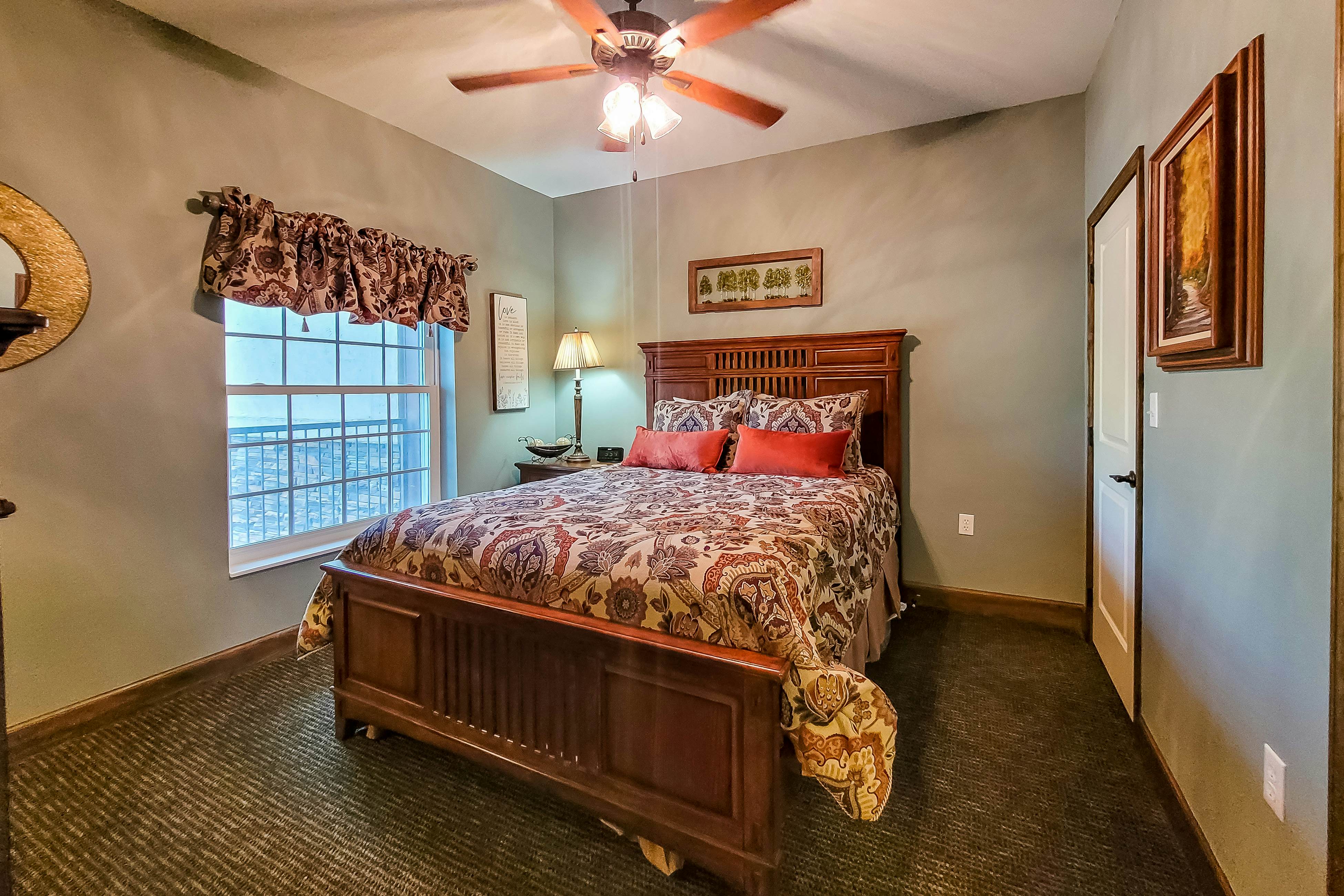 Condo w/ hot tub & pool access, fast WiFi, fireplace + free attraction tickets