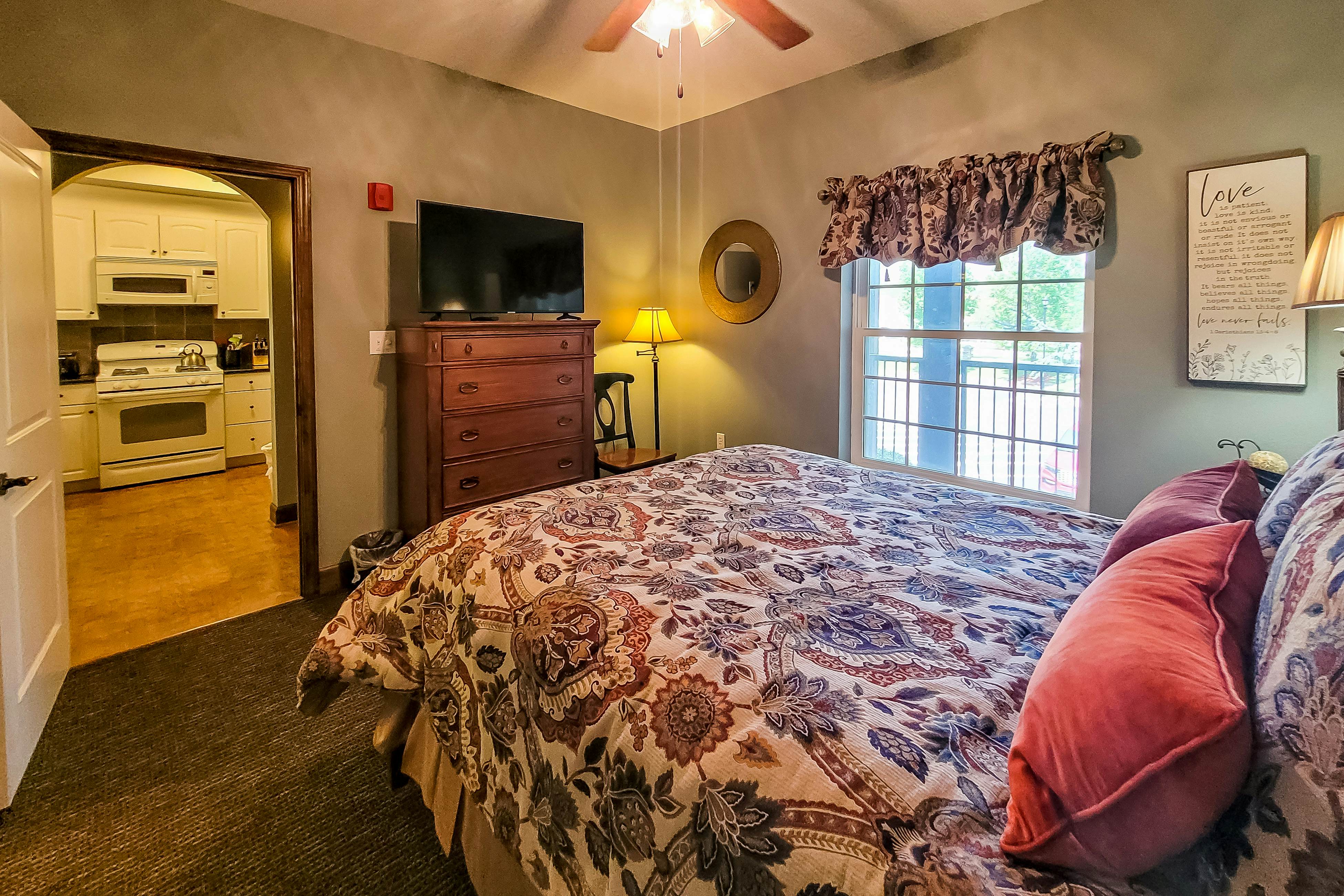 Condo w/ hot tub & pool access, fast WiFi, fireplace + free attraction tickets