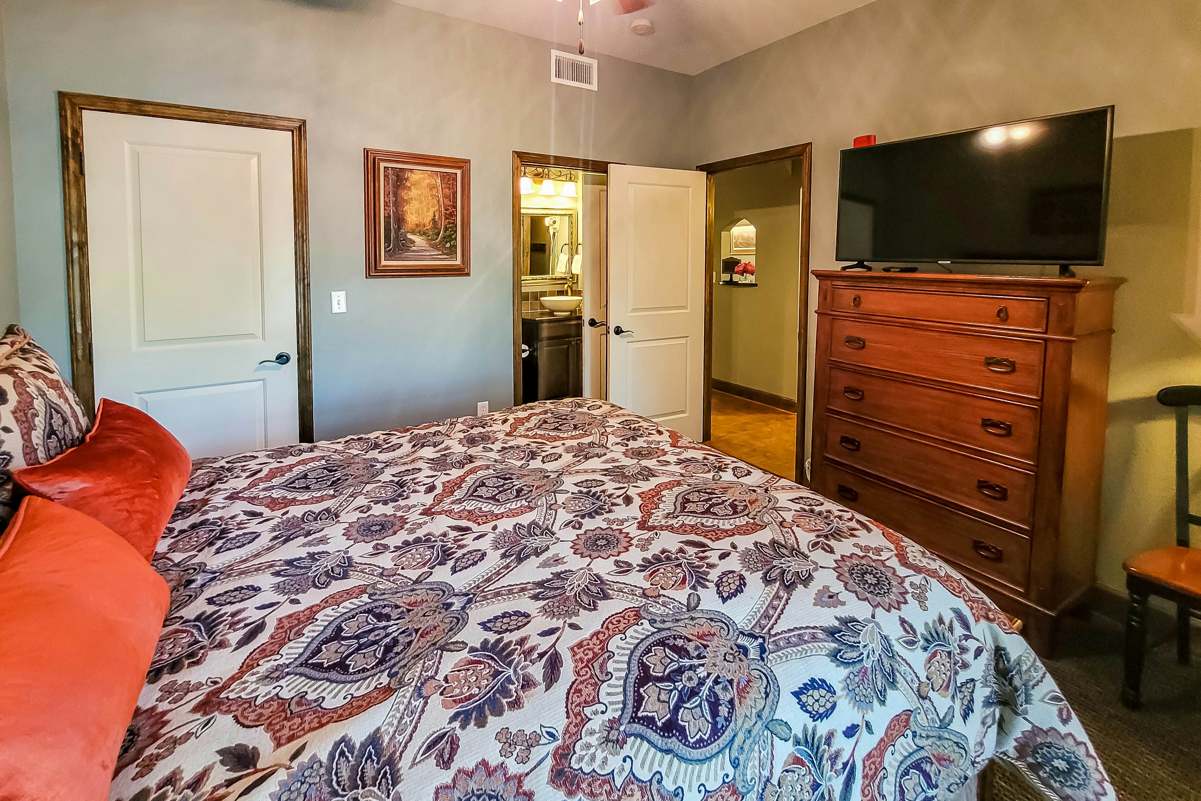 Condo w/ hot tub & pool access, fast WiFi, fireplace + free attraction tickets