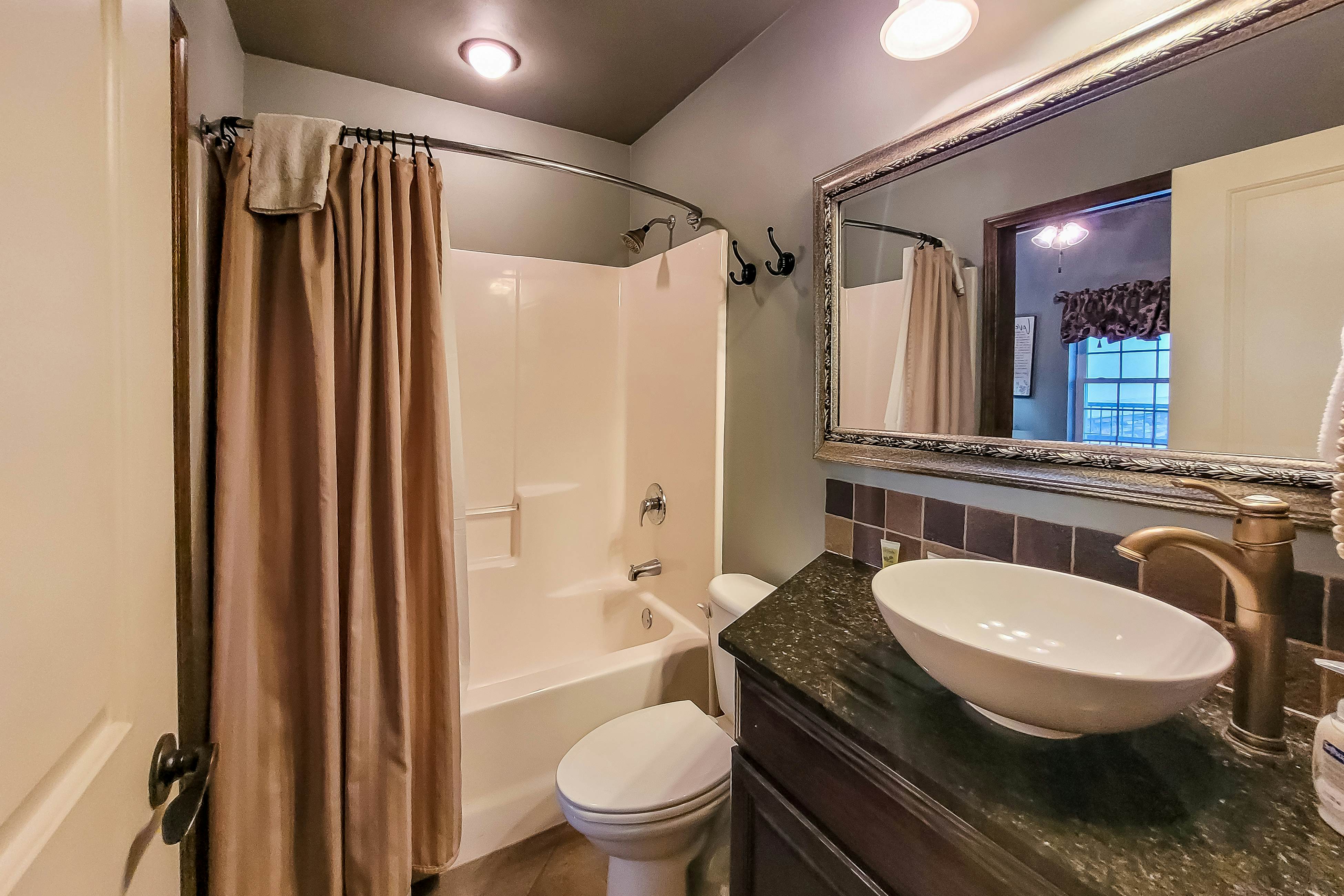 Condo w/ hot tub & pool access, fast WiFi, fireplace + free attraction tickets