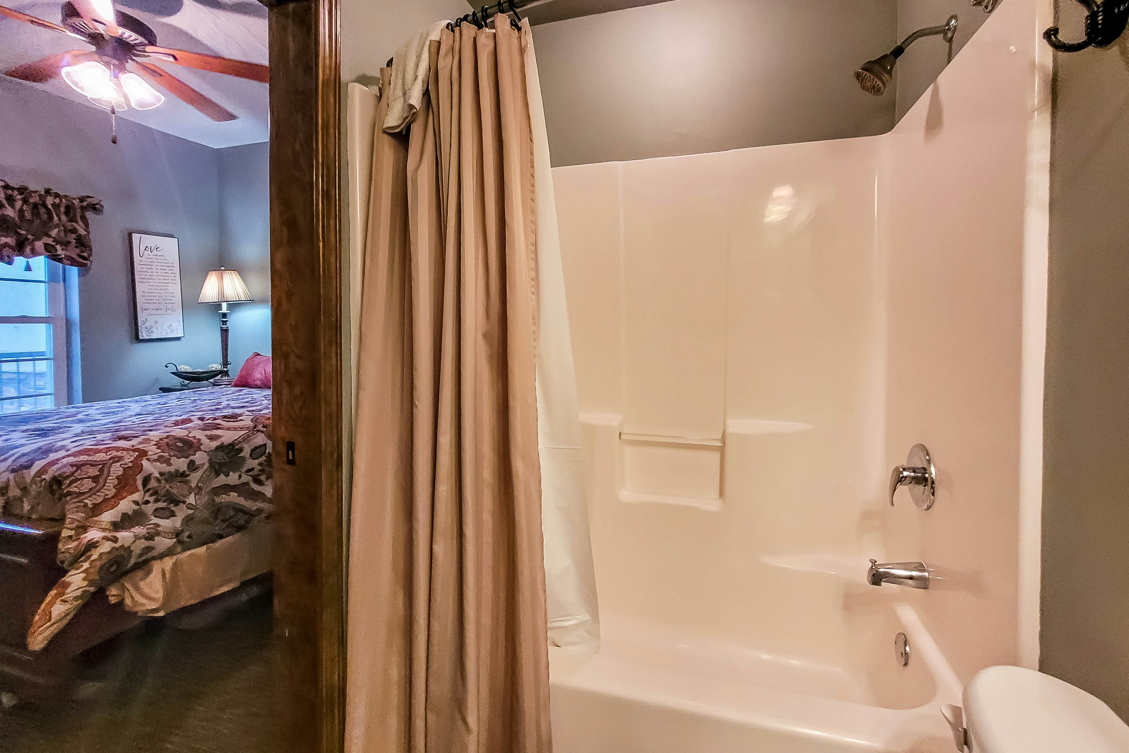 Condo w/ hot tub & pool access, fast WiFi, fireplace + free attraction tickets