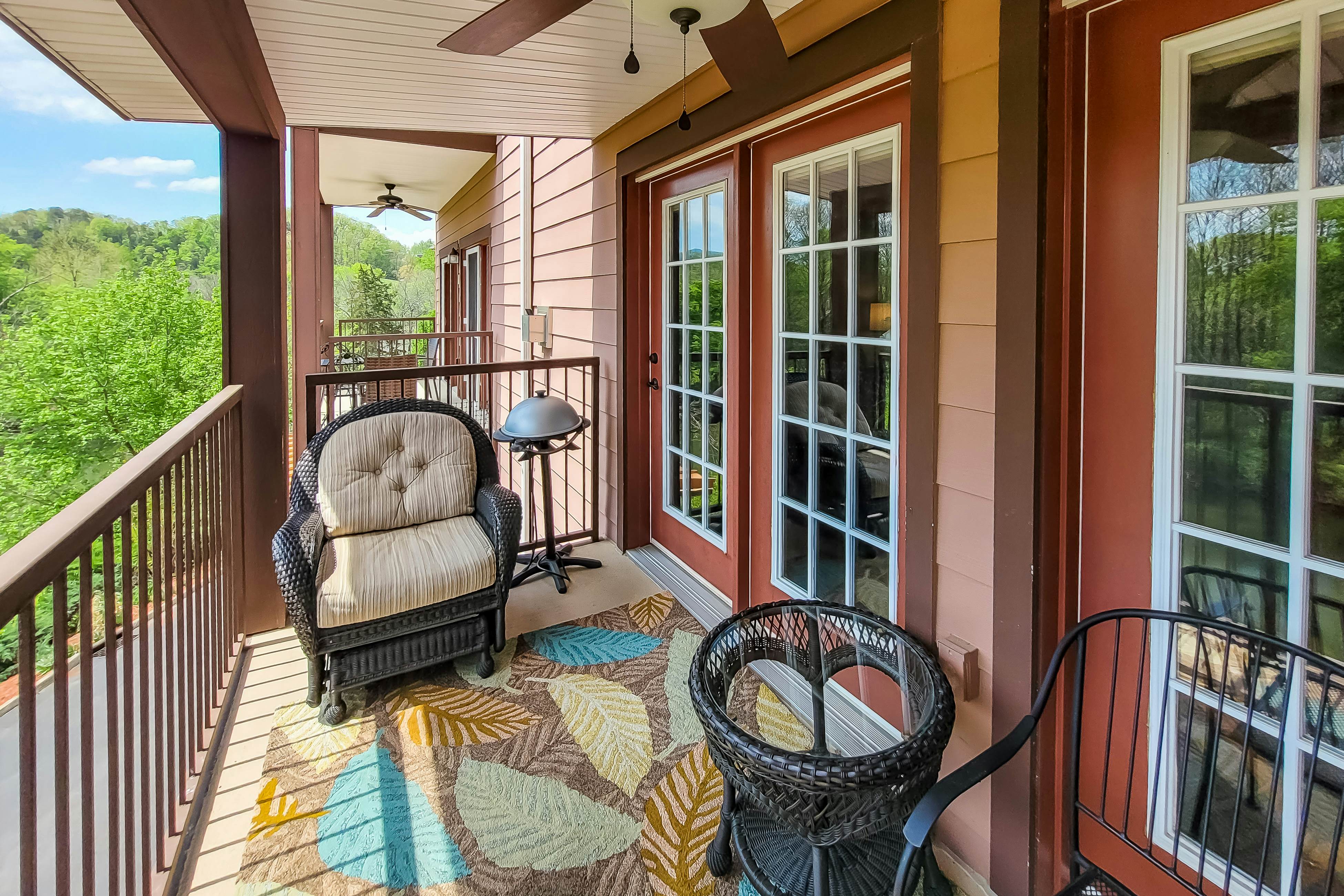 Condo w/ hot tub & pool access, fast WiFi, fireplace + free attraction tickets