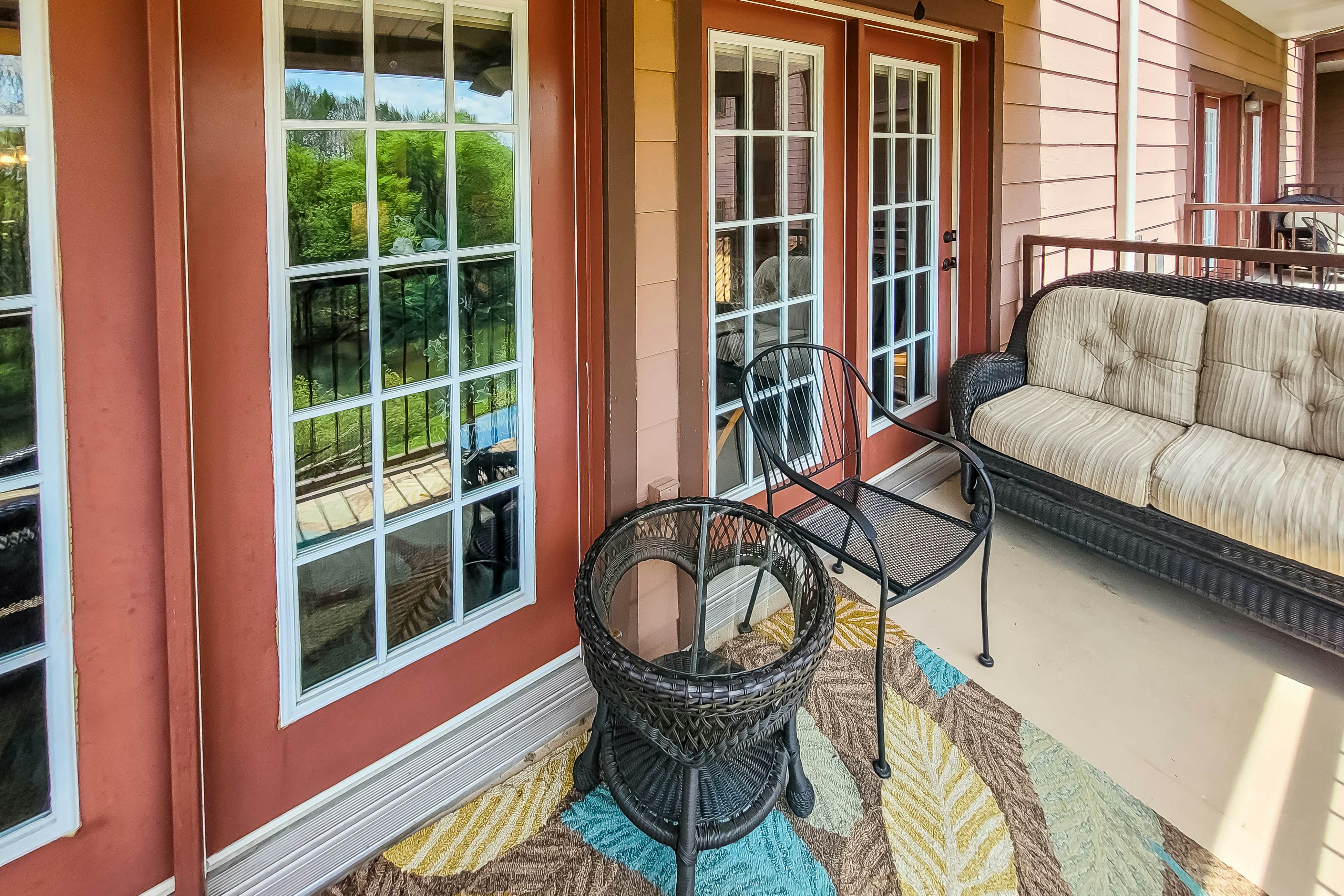 Condo w/ hot tub & pool access, fast WiFi, fireplace + free attraction tickets