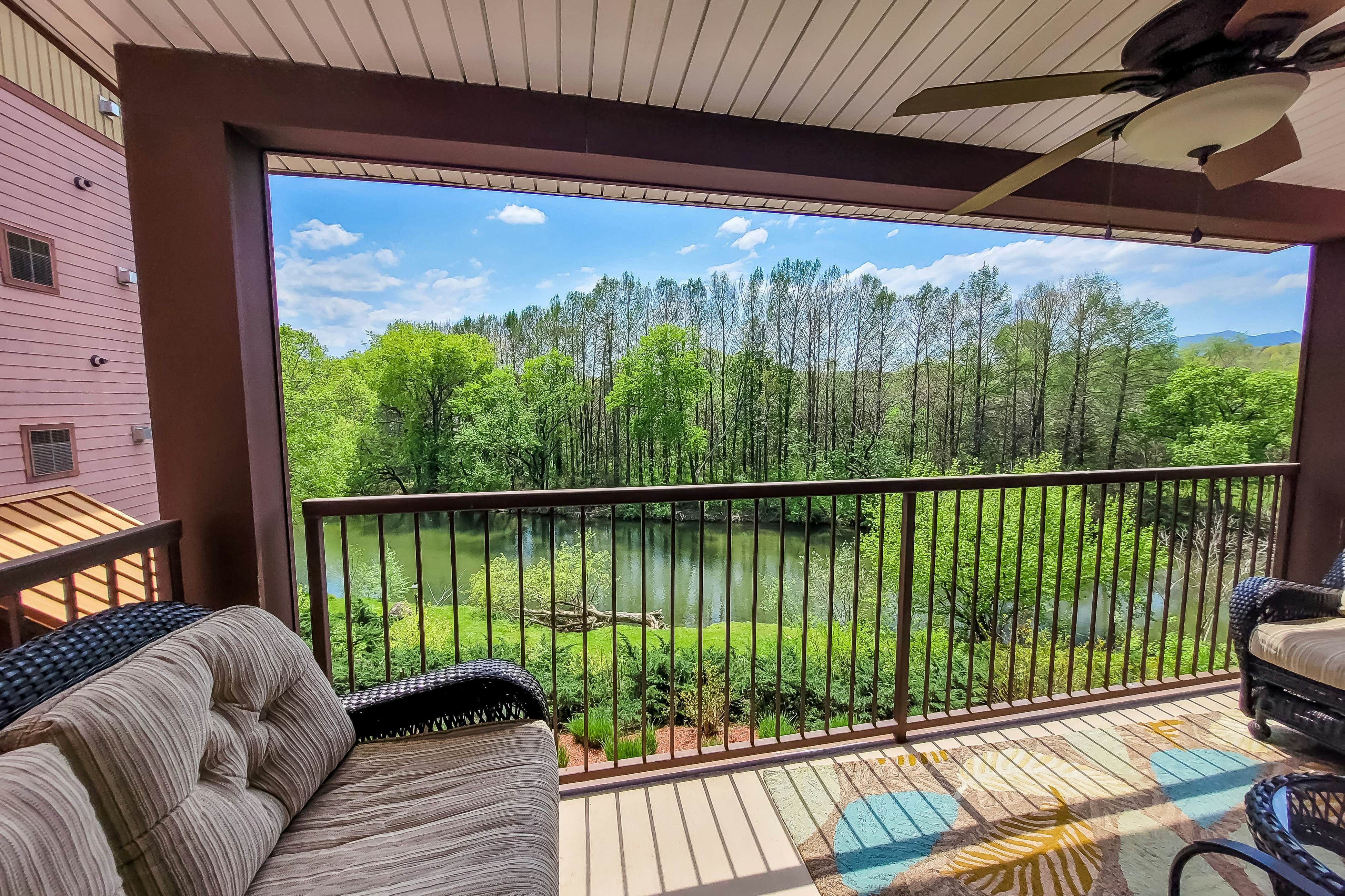 Condo w/ hot tub & pool access, fast WiFi, fireplace + free attraction tickets