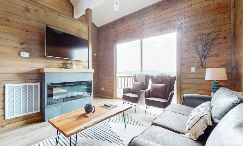 Lake View Cabin, Sleeps 8・Hot Tub・Rocking Chairs