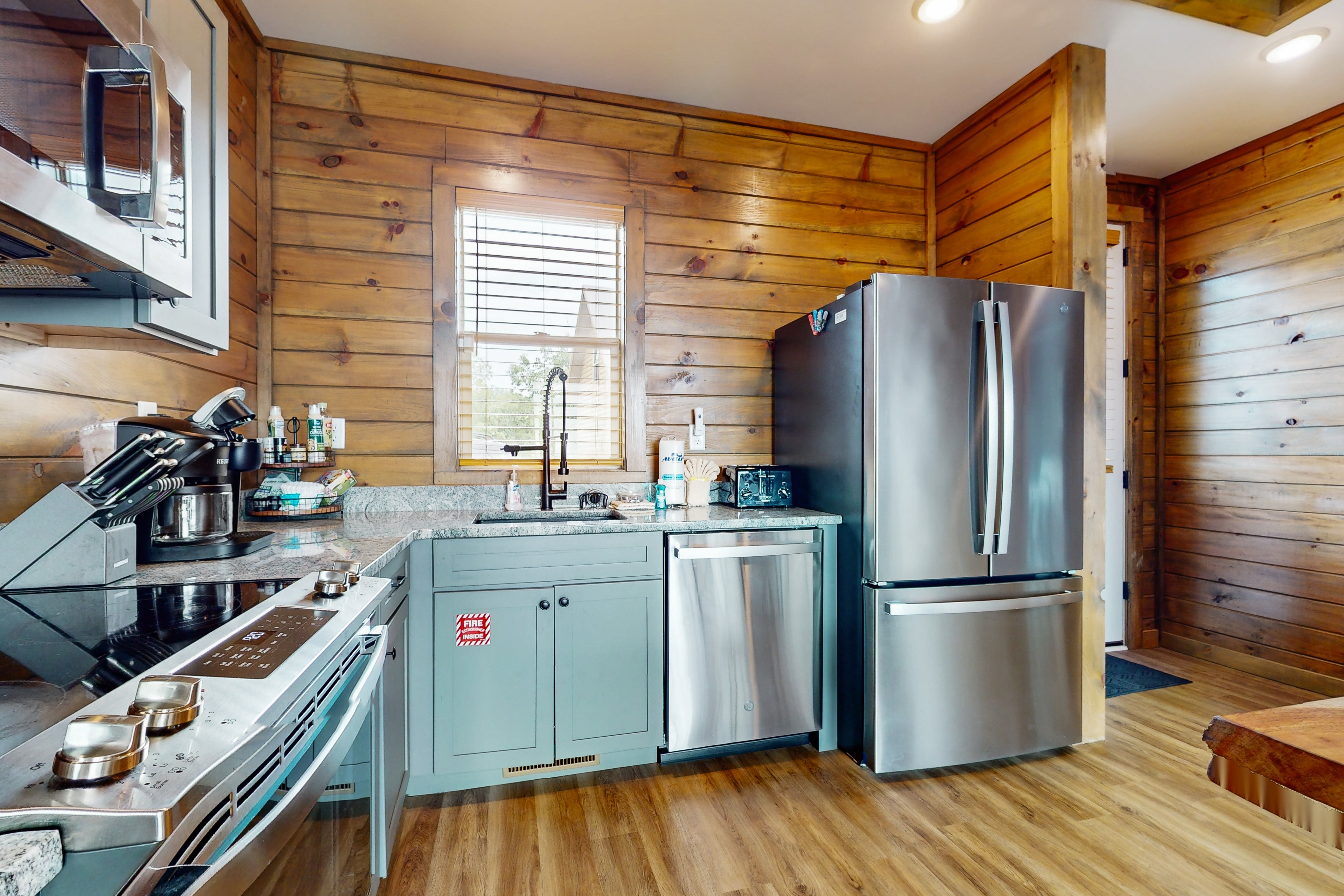 Lake View Cabin, Sleeps 8・Hot Tub・Rocking Chairs