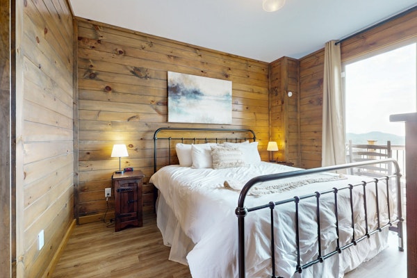 Lake View Cabin, Sleeps 8・Hot Tub・Rocking Chairs