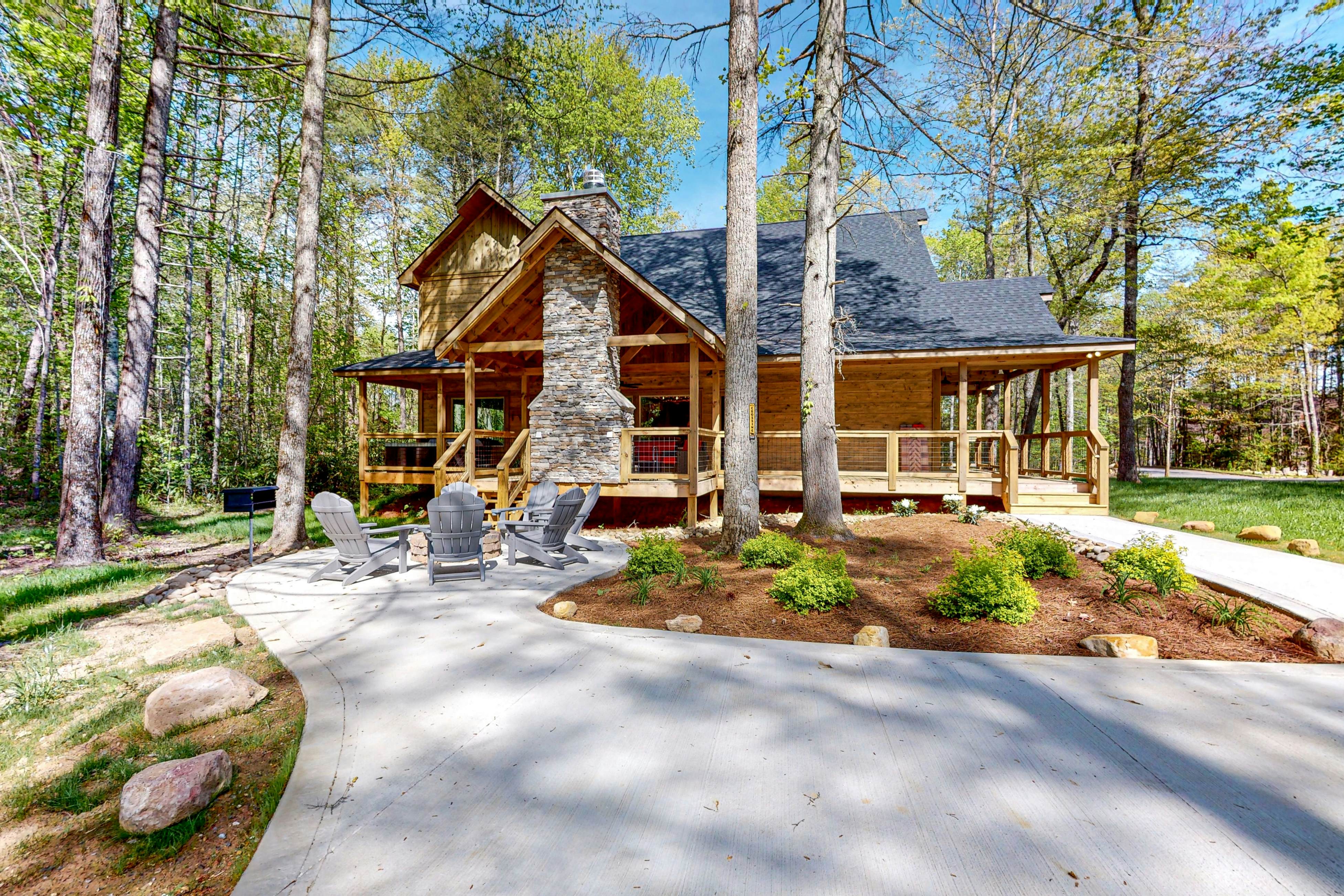 Lodge w/ indoor pool, outdoor TV lounge & hot tub, & free attraction tickets