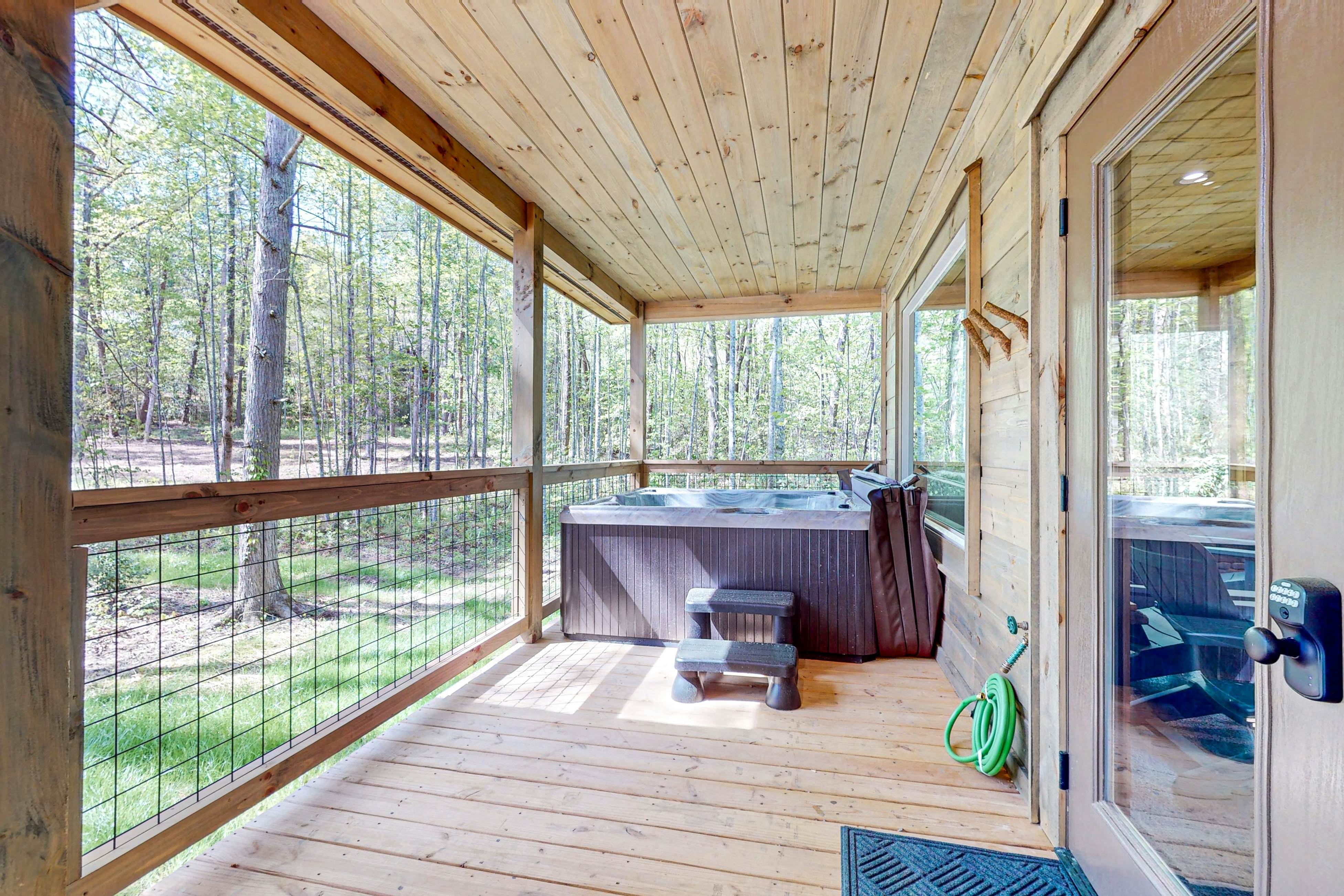 Lodge w/ indoor pool, outdoor TV lounge & hot tub, & free attraction tickets