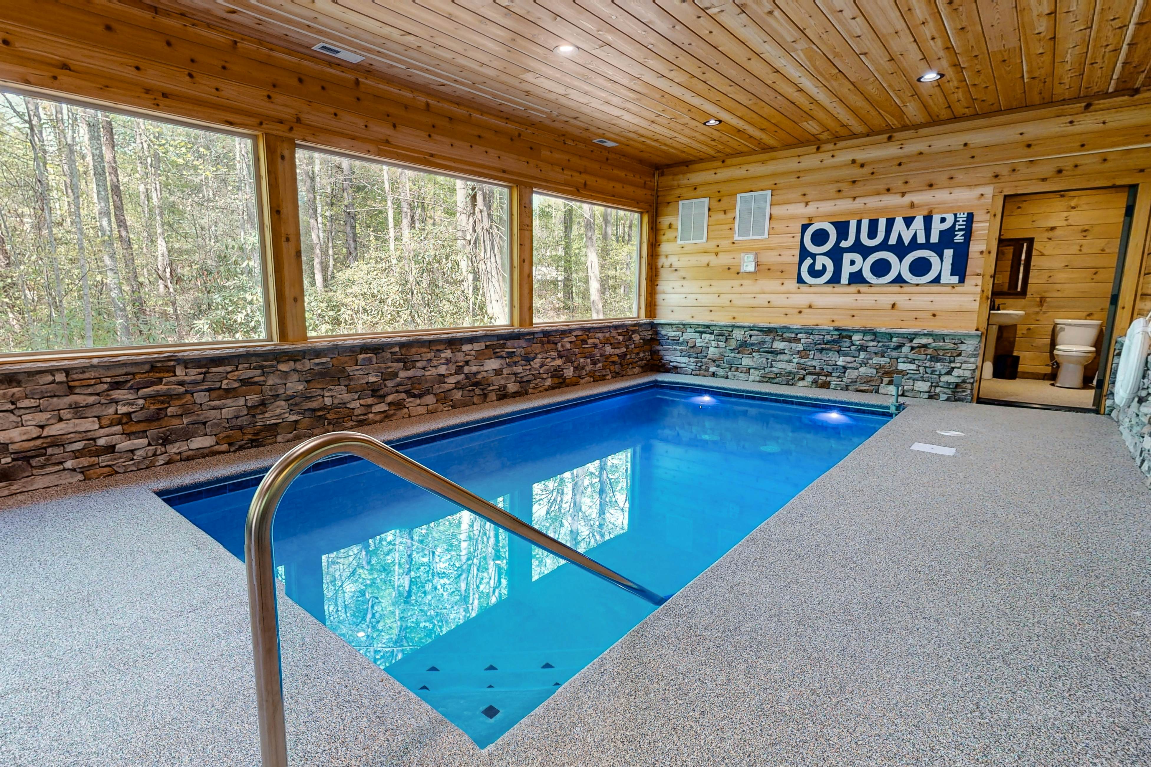 Lodge w/ indoor pool, outdoor TV lounge & hot tub, & free attraction tickets