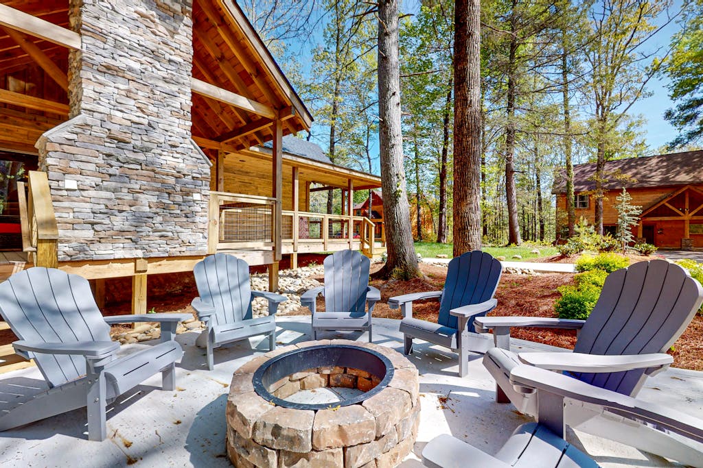 Cozy Lodge, Sleeps 8, Pool, Fire pit, Games, Hot Tub