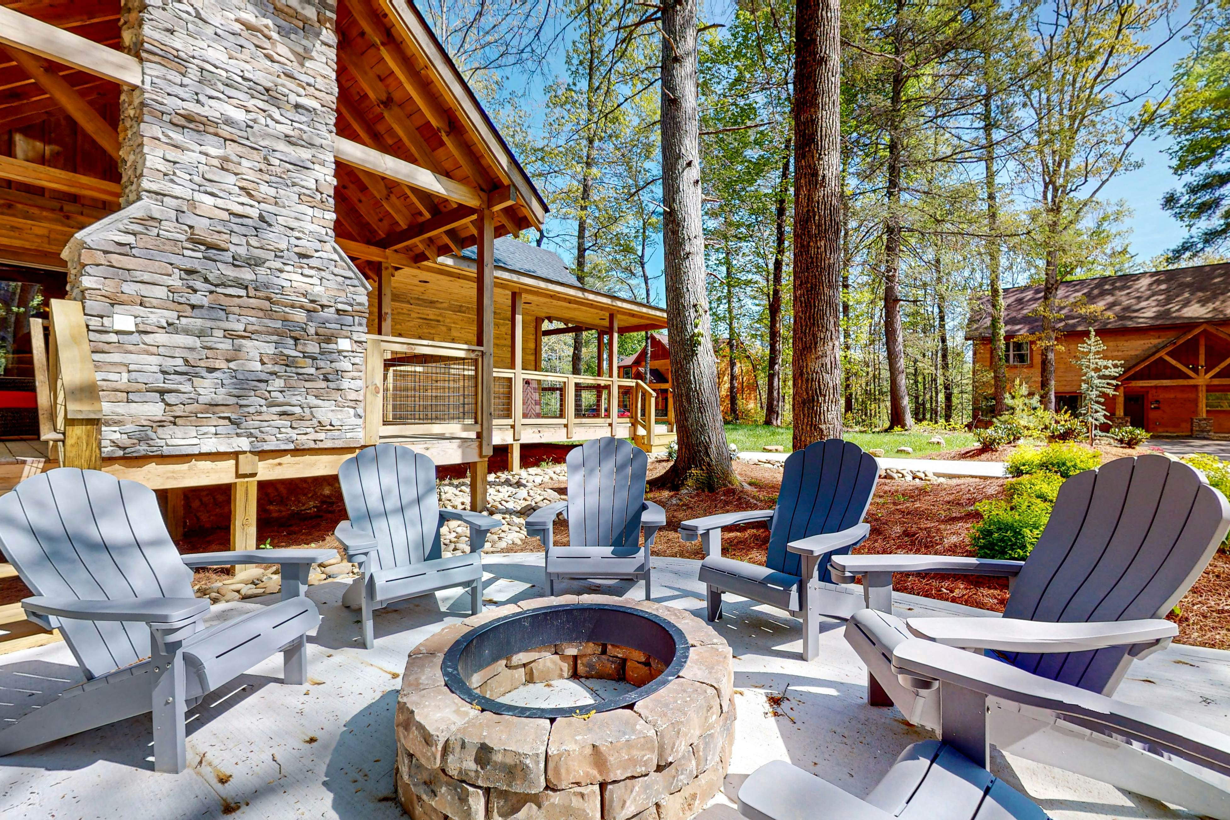 Lodge w/ indoor pool, outdoor TV lounge & hot tub, & free attraction tickets