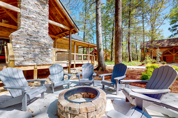 Cozy Lodge, Sleeps 8, Pool, Fire pit, Games, Hot Tub