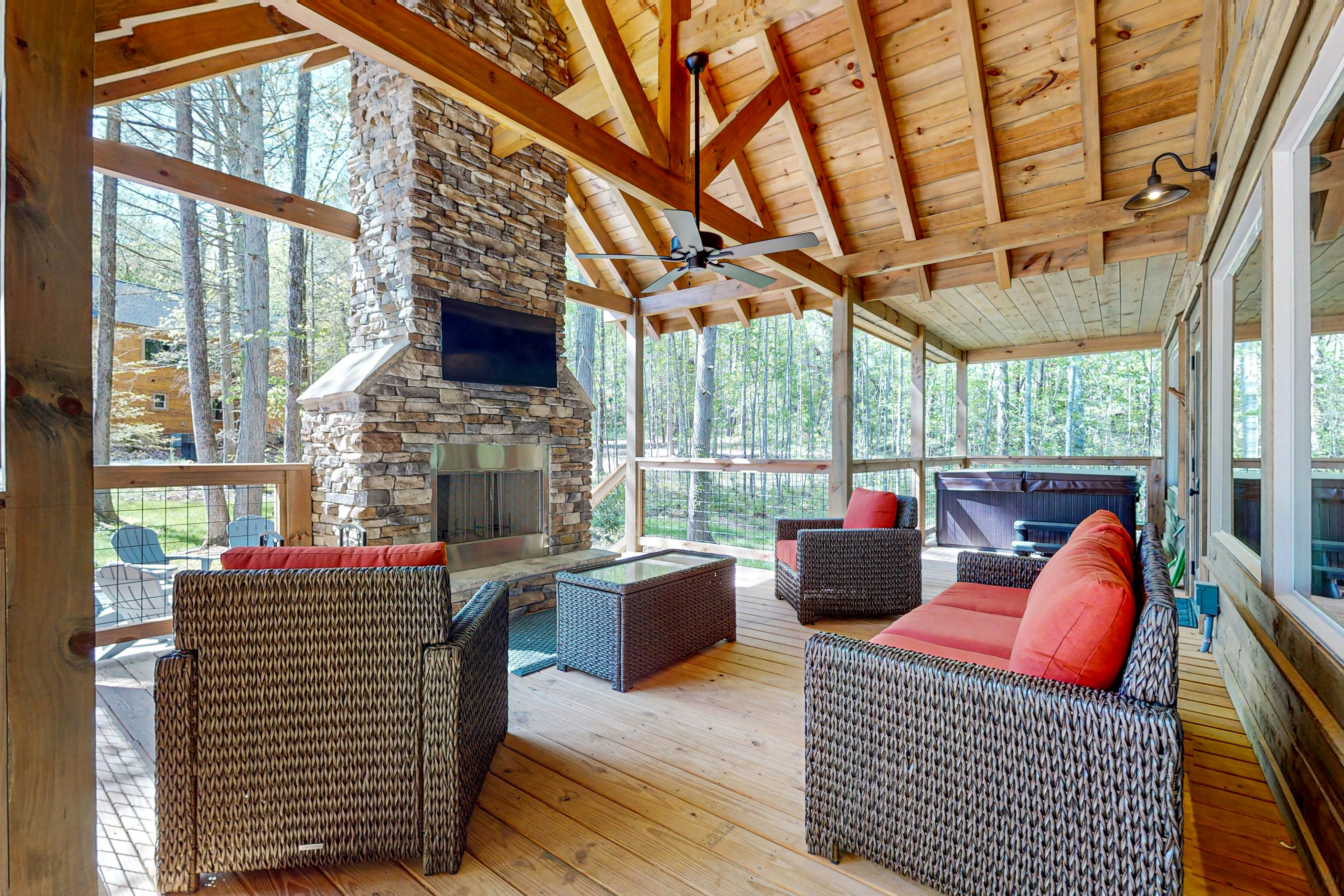 Lodge w/ indoor pool, outdoor TV lounge & hot tub, & free attraction tickets