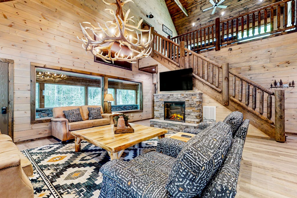 Cozy Lodge, Sleeps 8, Pool, Fire pit, Games, Hot Tub