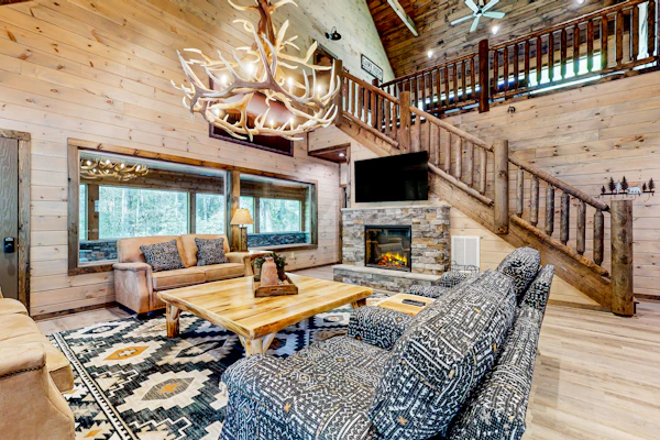 Cozy Lodge, Sleeps 8, Pool, Fire pit, Games, Hot Tub