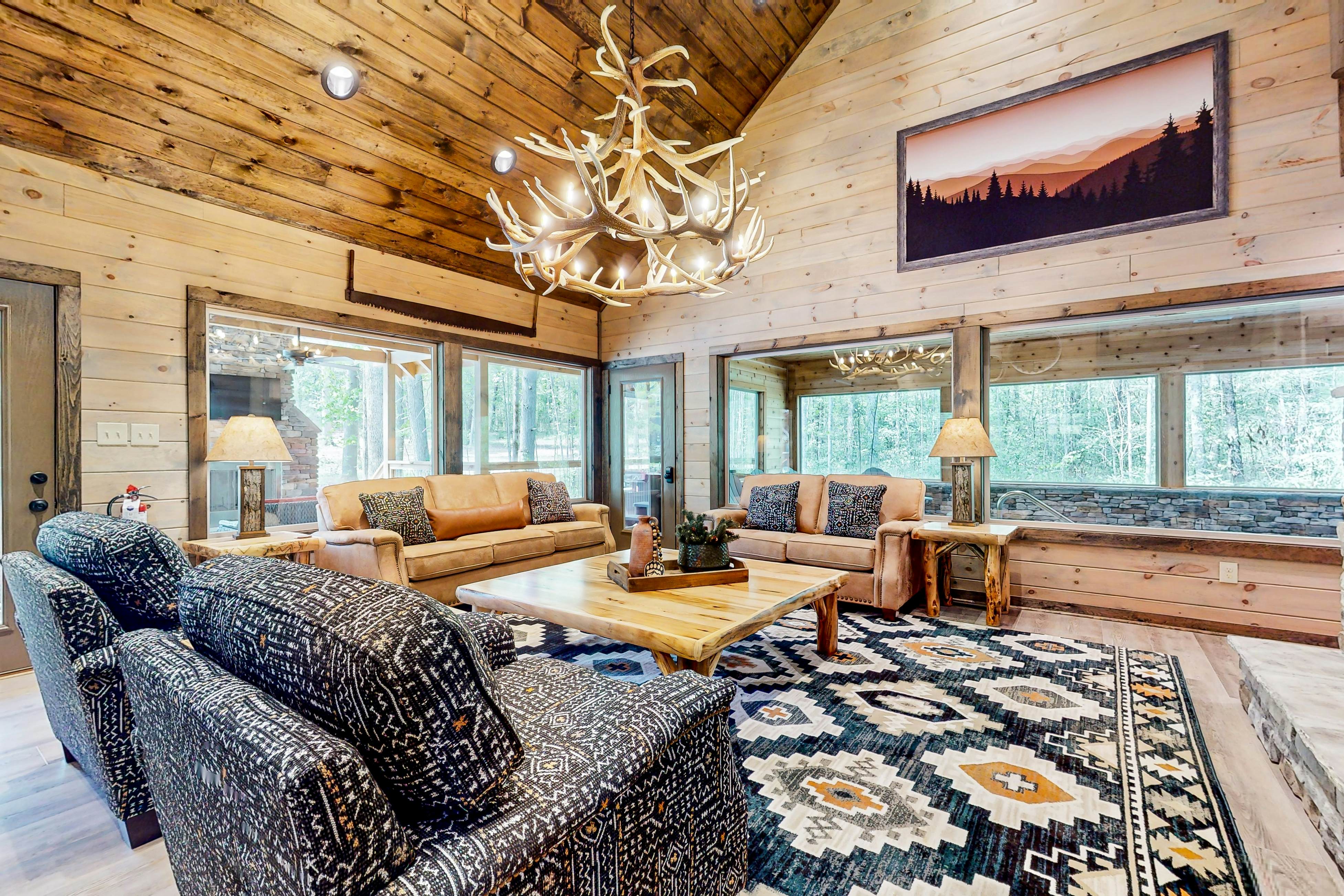 Lodge w/ indoor pool, outdoor TV lounge & hot tub, & free attraction tickets